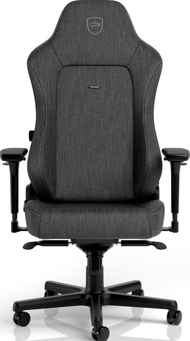Una sedia da gaming grigia con schienale alto, braccioli regolabili e base nera a cinque stelle con ruote.