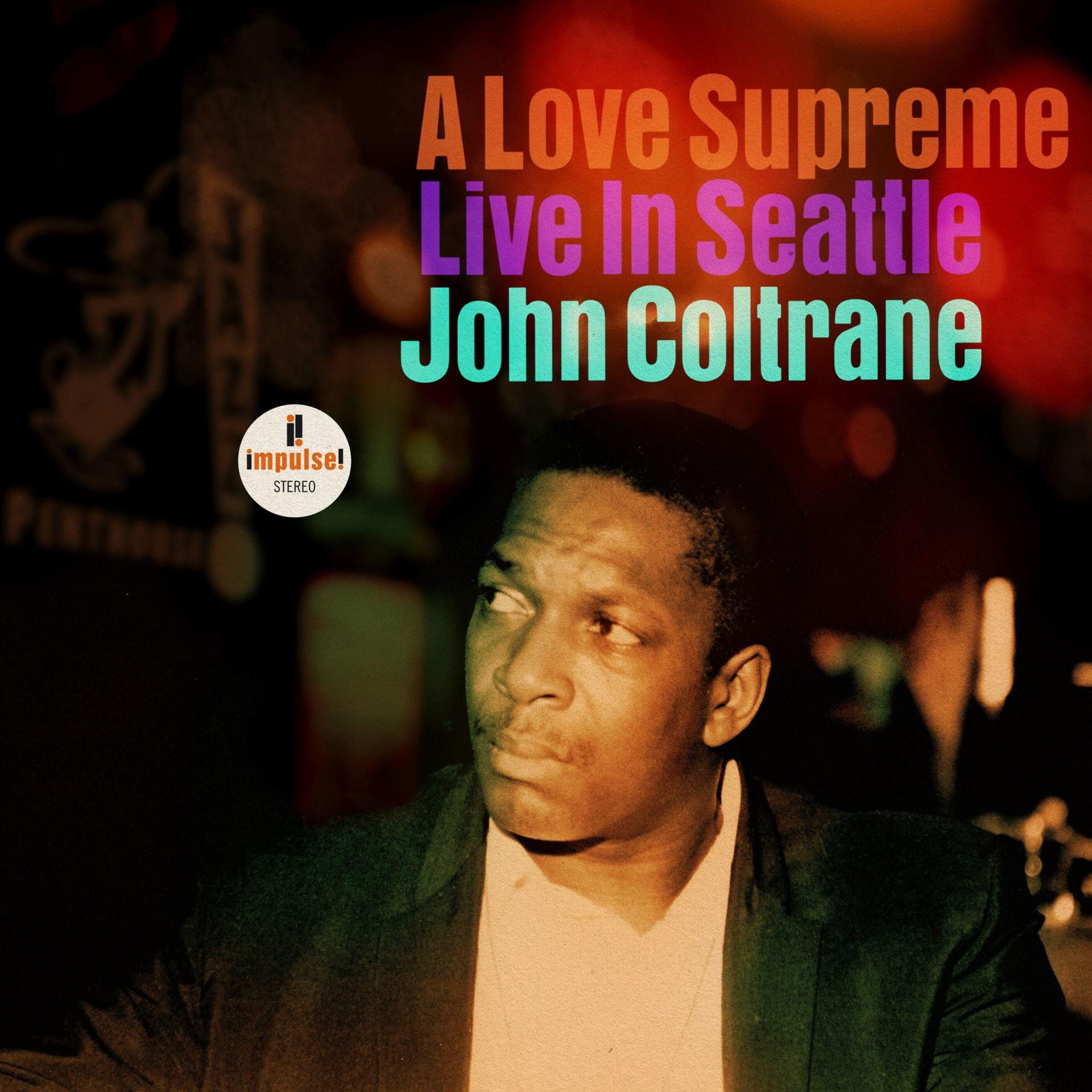Pochette d'album avec un homme, texte A Love Supreme, Live In Seattle, John Coltrane. Fond sombre.