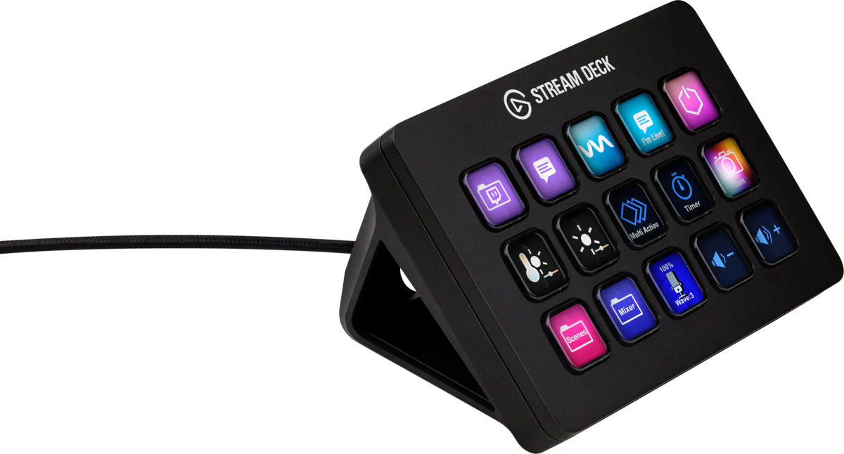 Schwarzes Stream Deck mit mehreren Tasten, jede mit einem Symbol, leicht angewinkelt vor weißem Hintergrund.
