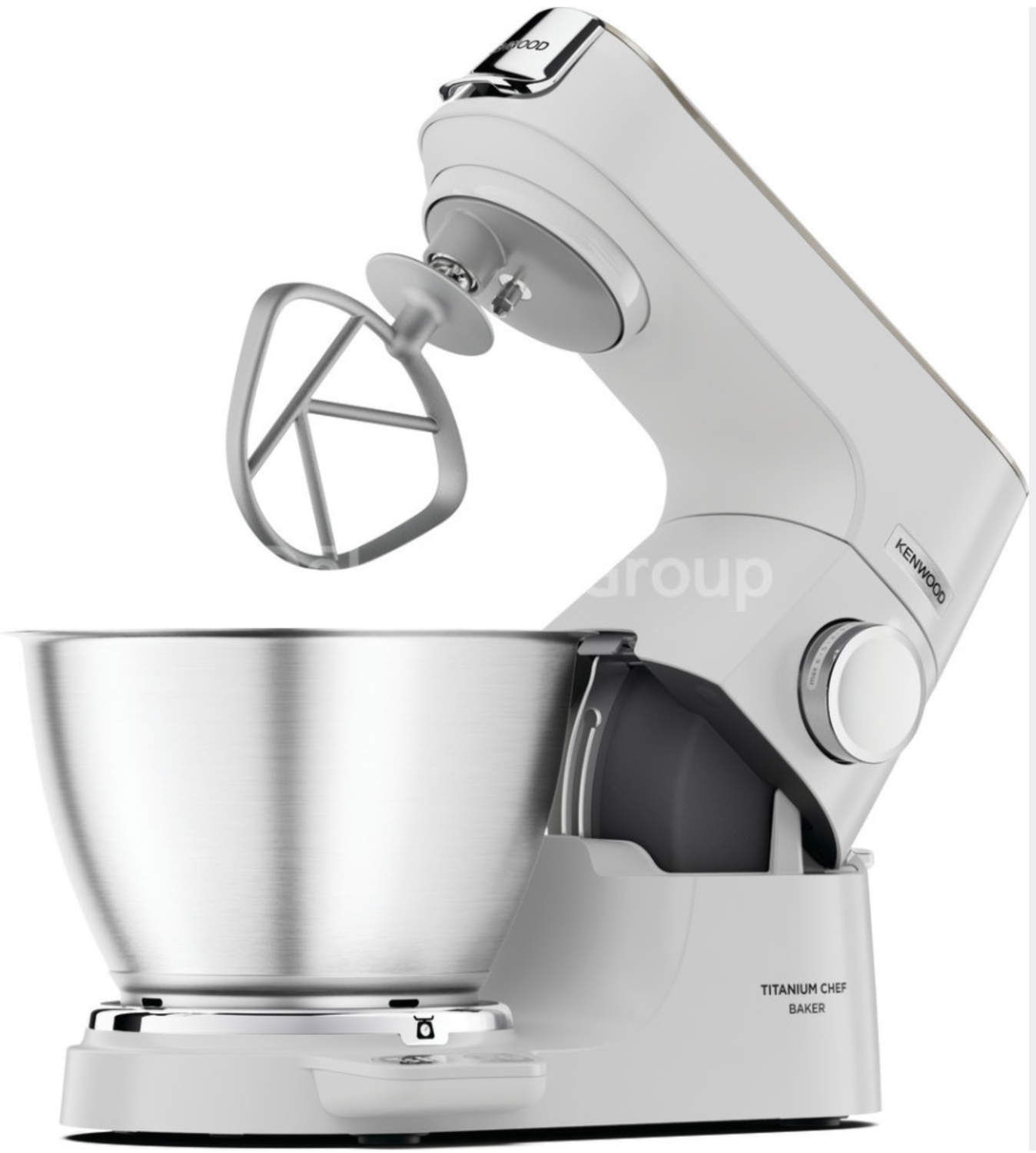 Ein weißer Küchenmixer mit silberner Schüssel und Aufsätzen.