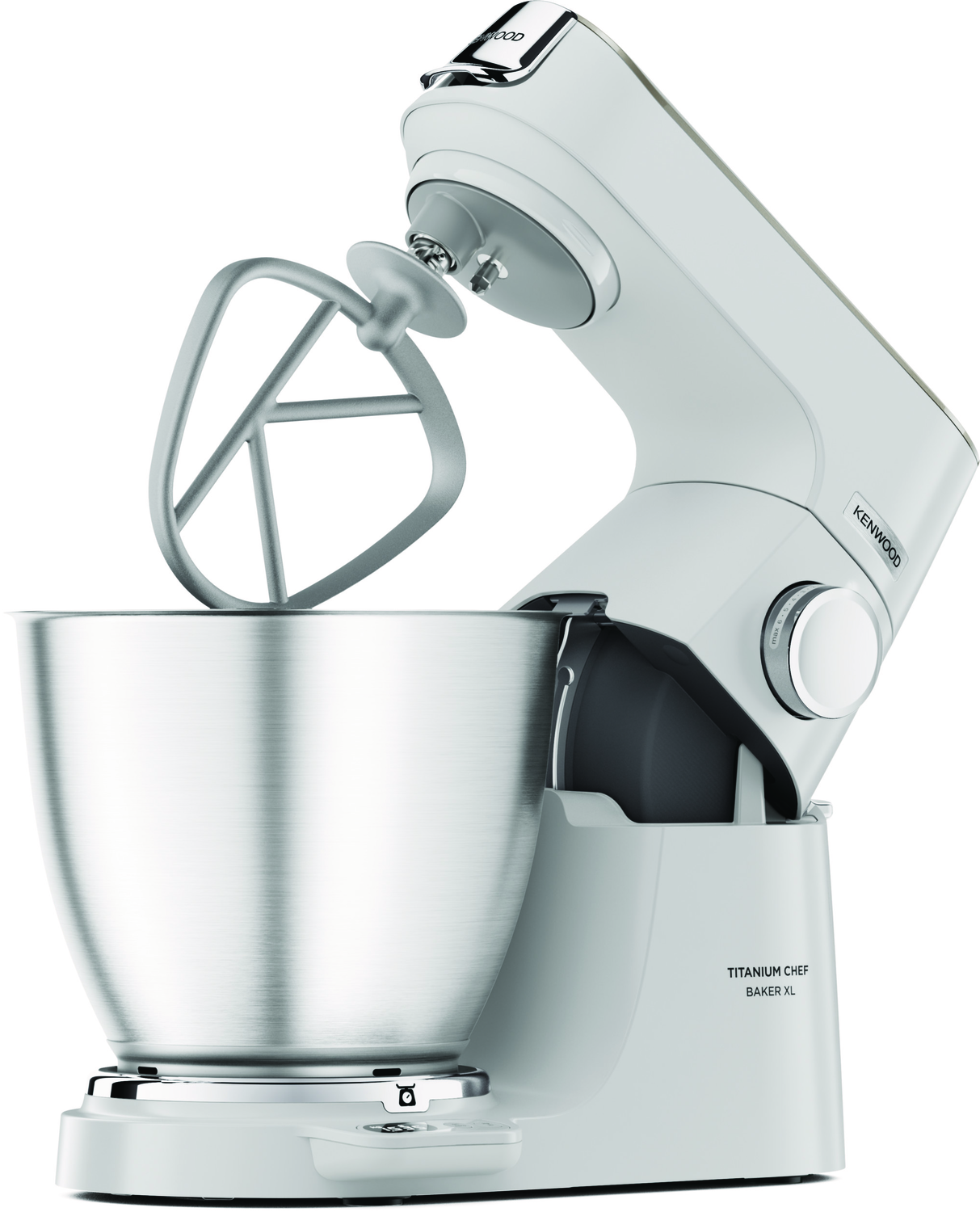 Ein weißer Kenwood Titanium Chef Baker XL Mixer. Er hat eine Edelstahlschüssel und einen Schläger. Der Hintergrund ist weiß.