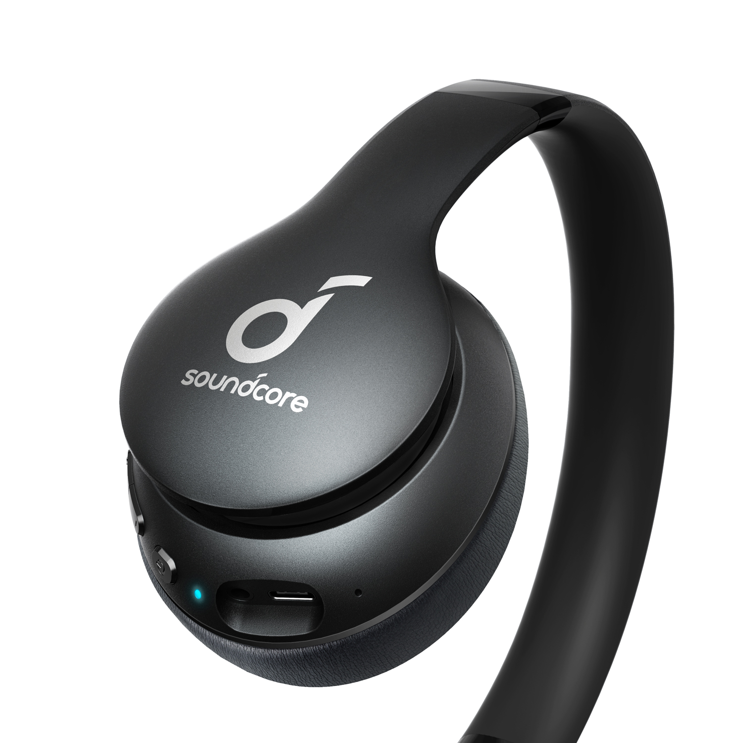 Soundcore logosu ve mavi bir ışık göstergesi olan siyah kulak üstü kulaklıklar.