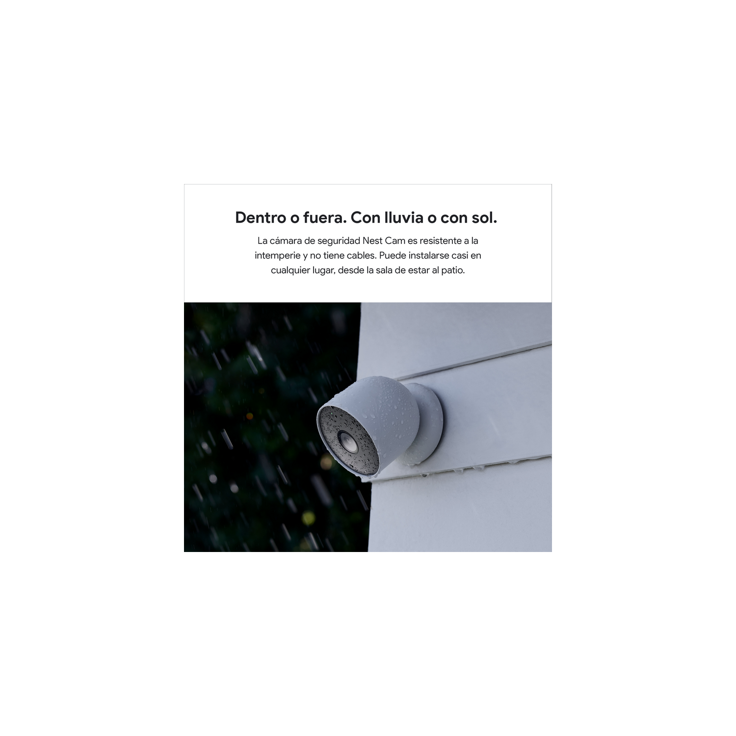 Cámara de seguridad Nest Cam blanca en una pared blanca, lloviendo.
