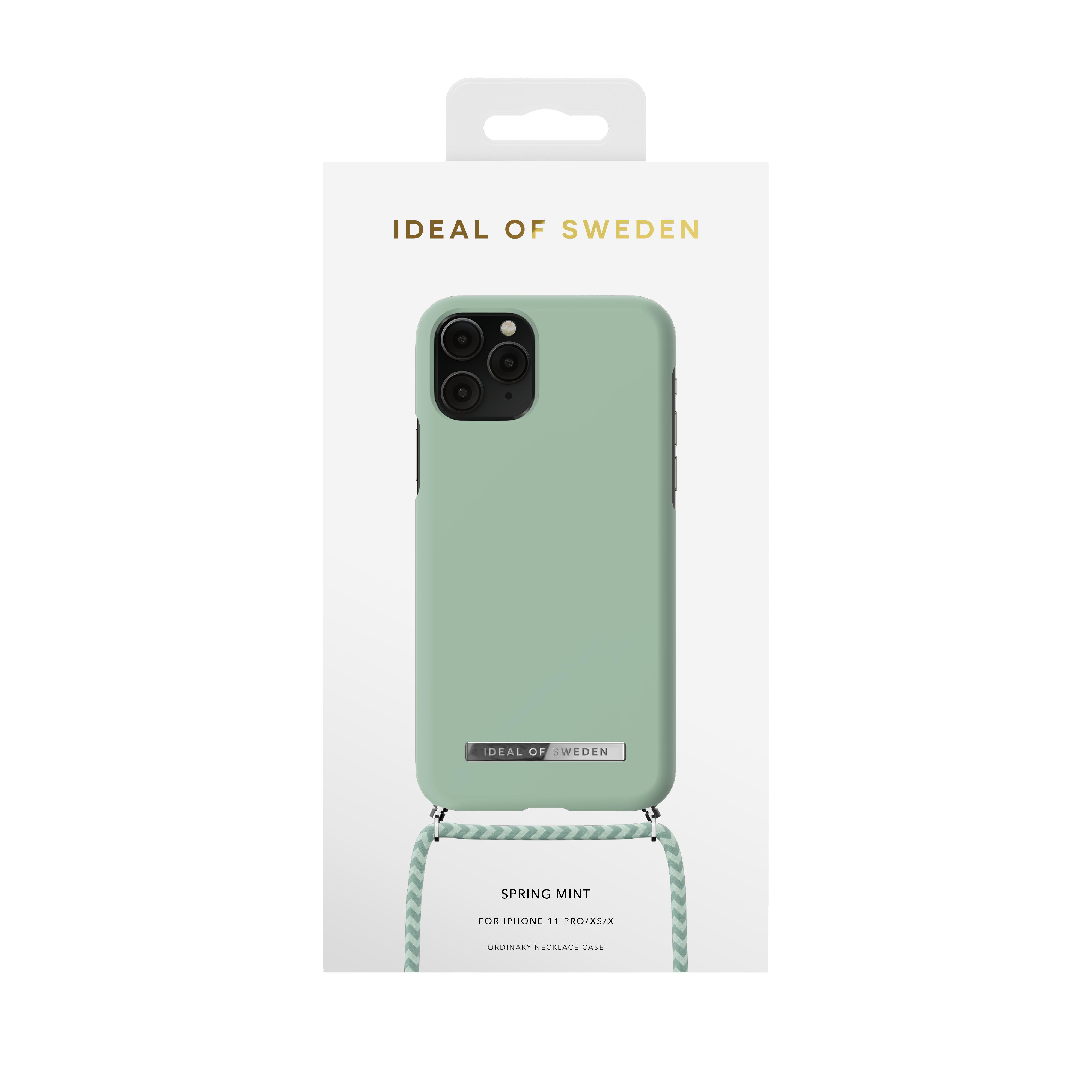 Handyhülle in der Box. Mintgrüne Hülle mit Telefon. Weiße Box mit Ideal of Sweden Logo.