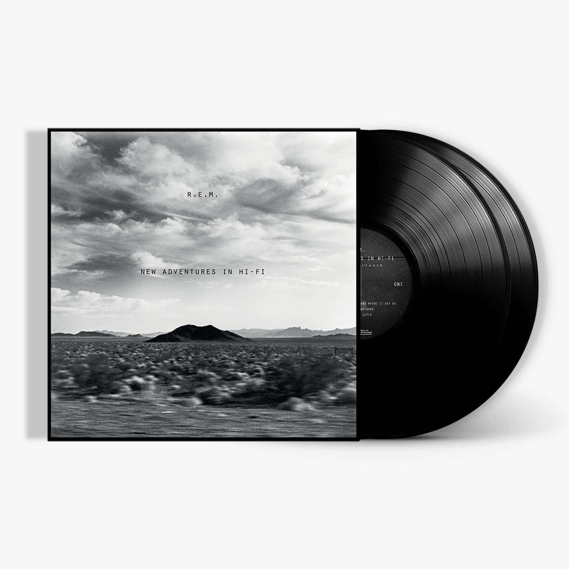 Vinyle et pochette sur une surface blanche. La pochette est en noir et blanc.