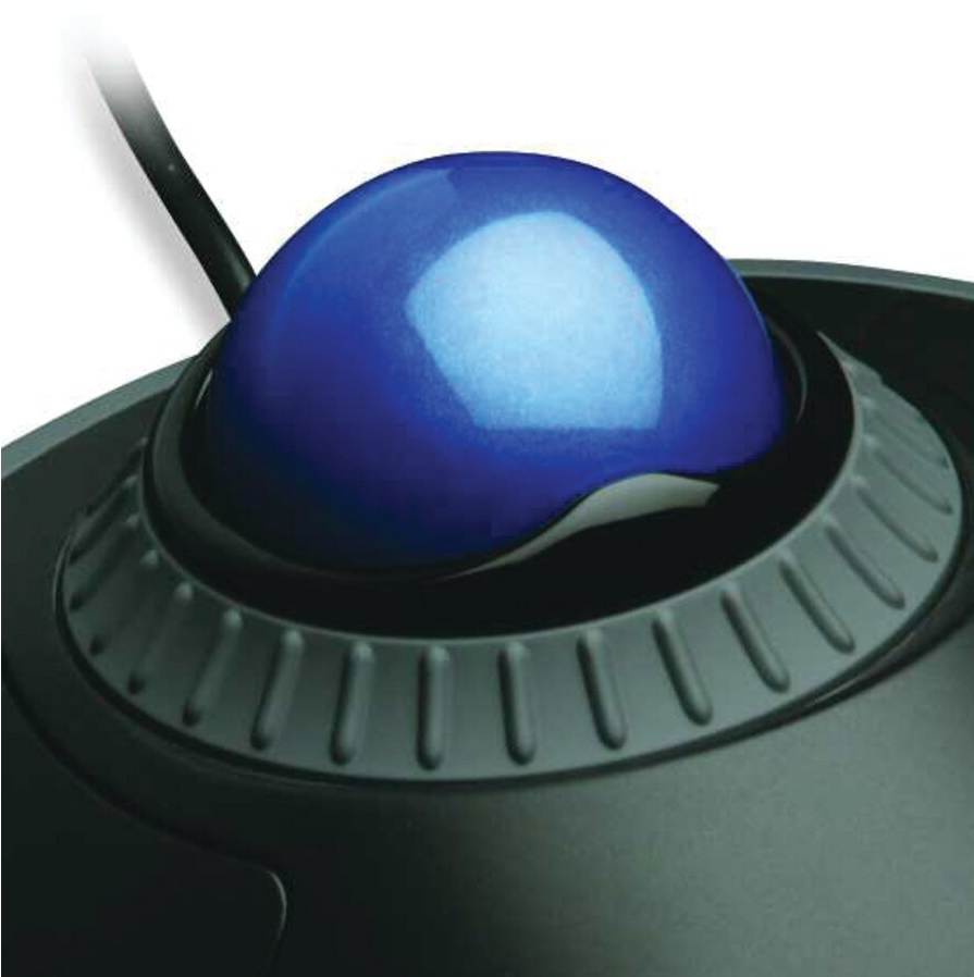 Közeli kép egy kék trackball egérről, fekete alappal, a golyót és a dizájnt mutatja.