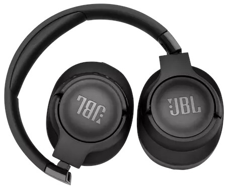 Casque JBL noir plié, montrant le logo JBL sur les oreillettes, sur fond blanc.