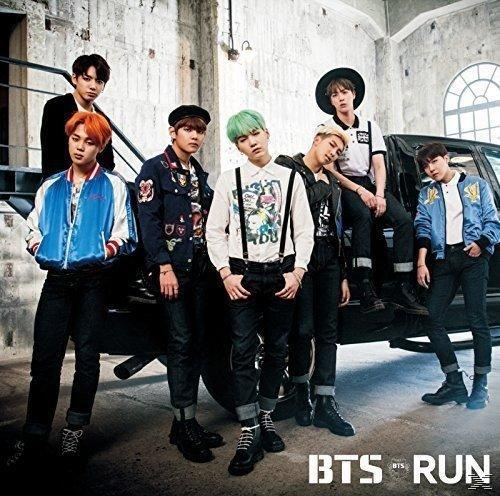 BTS csoportkép. Hét fiatalember divatos öltözékben egy fekete autó előtt áll. A 'BTS RUN' felirat látható.