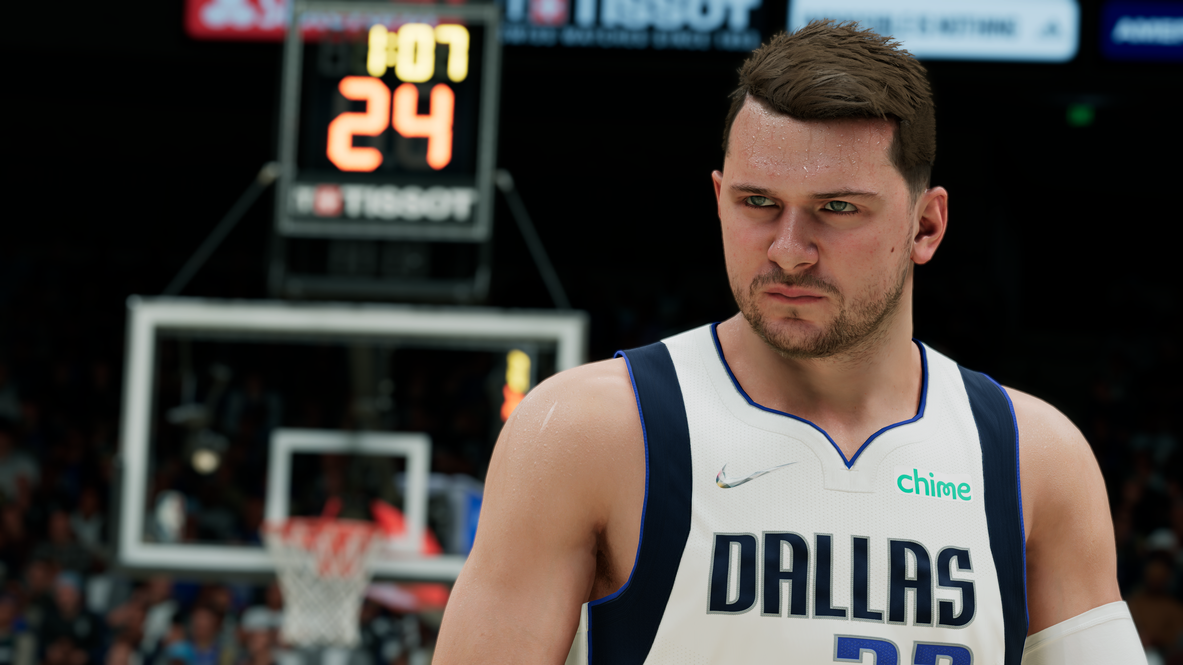 Basketballspieler Luka Dončić blickt auf dem Spielfeld in die Kamera.