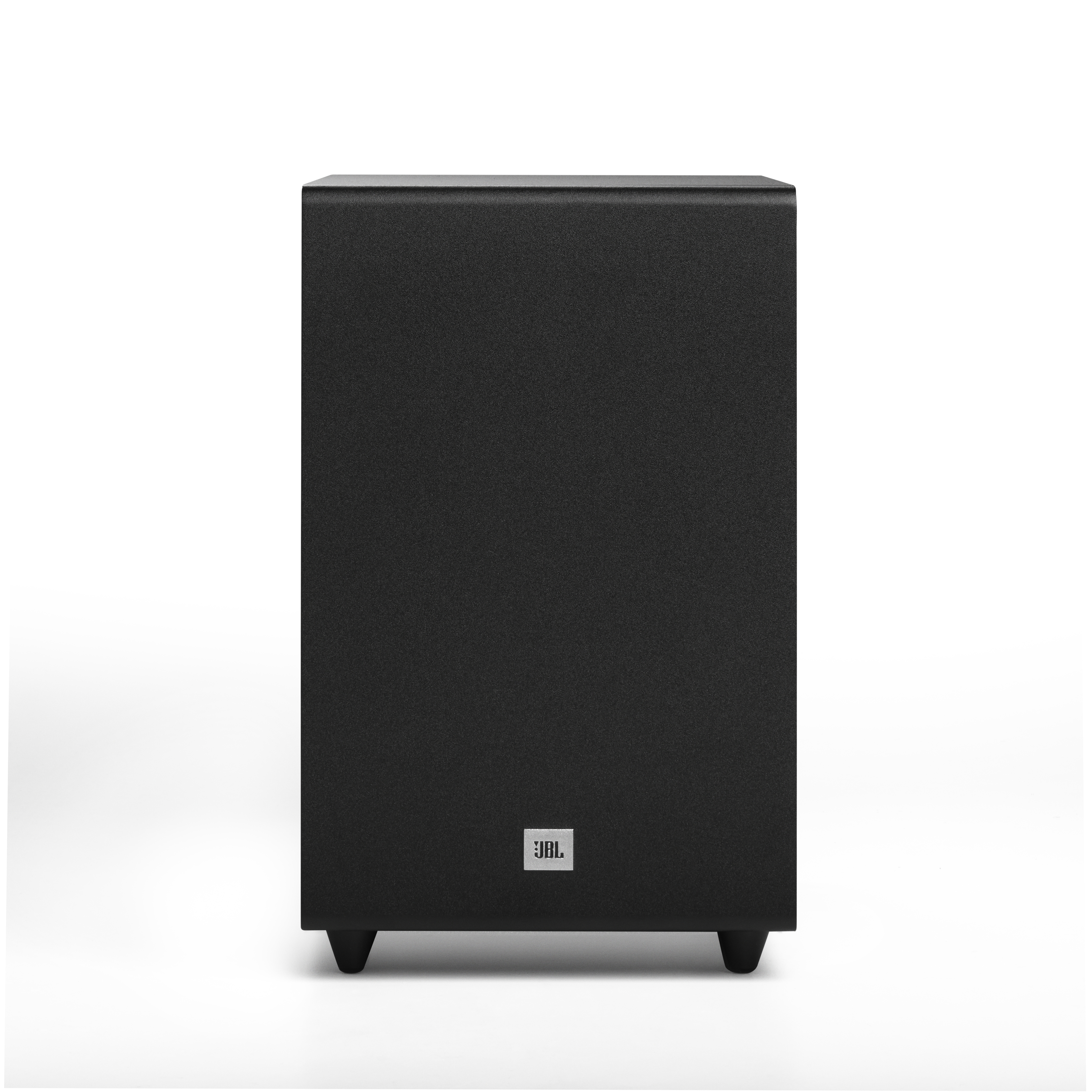 Ein schwarzer Subwoofer mit JBL-Logo auf der Vorderseite. Er steht auf weißem Hintergrund.