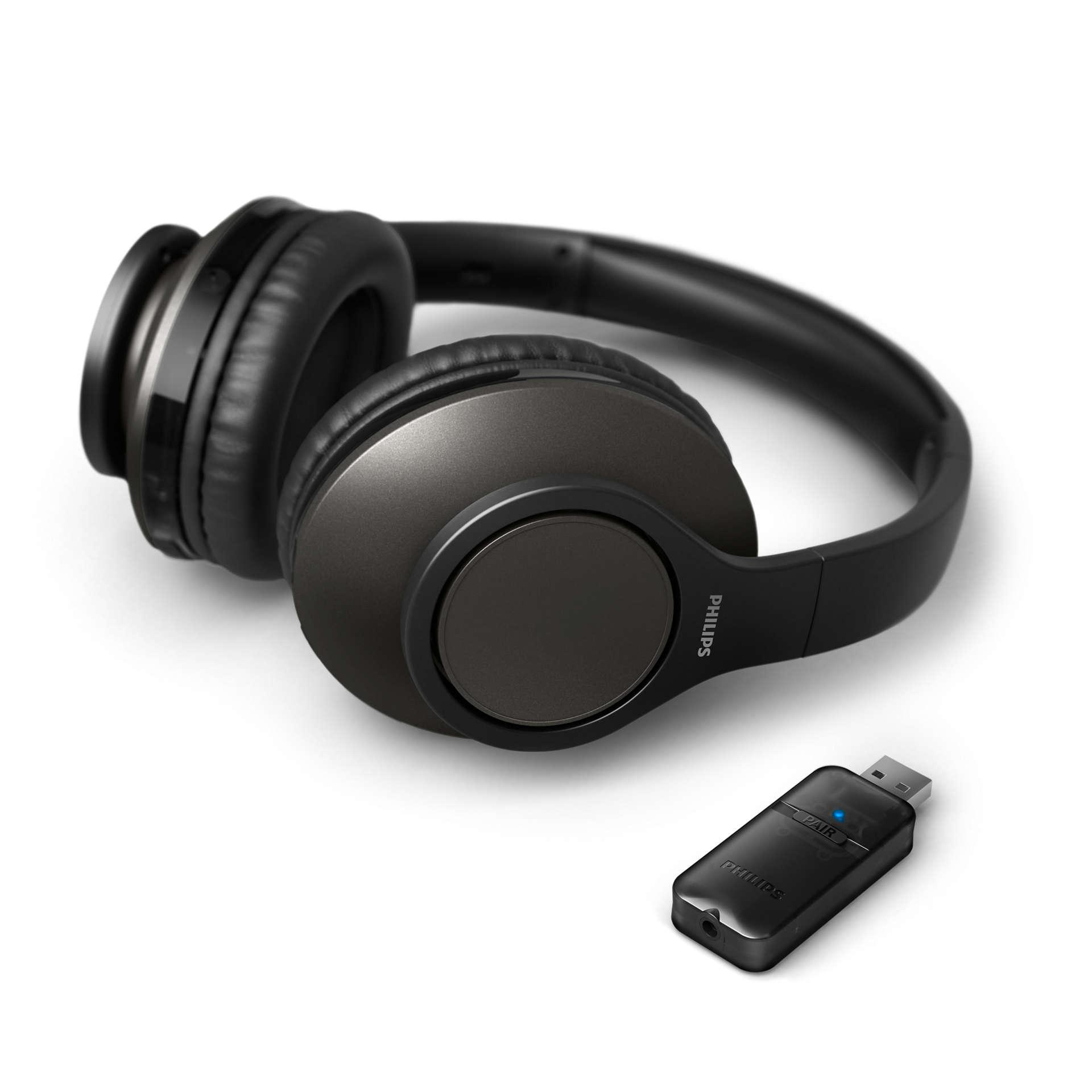 Schwarze Kopfhörer und ein USB-Adapter. Die Kopfhörer sind zum Adapter hin abgewinkelt.