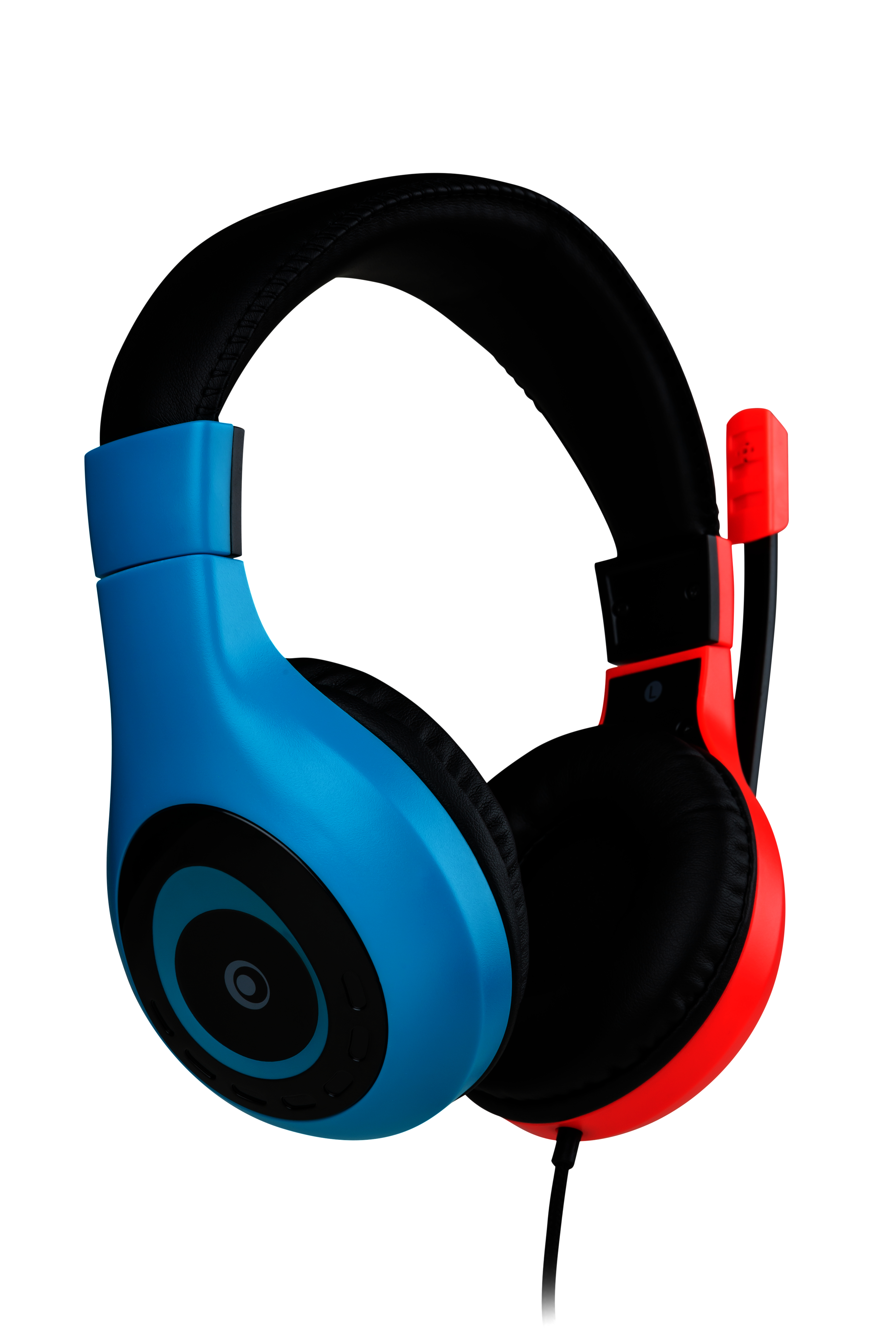 Blaues und rotes Gaming-Headset mit Mikrofon. Schwarze Polsterung und Kabel. Weißer Hintergrund.