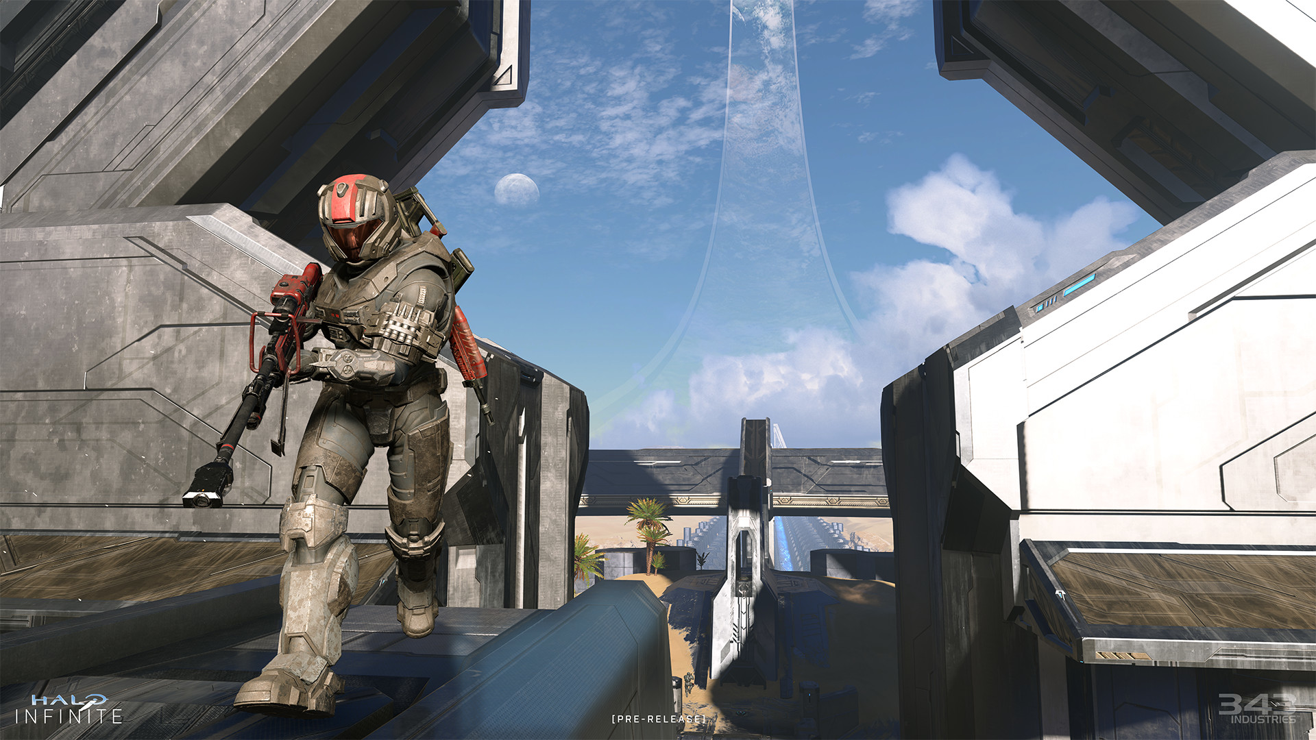 Un soldat futuriste en équipement de combat court sur une structure futuriste. Halo Infinite.