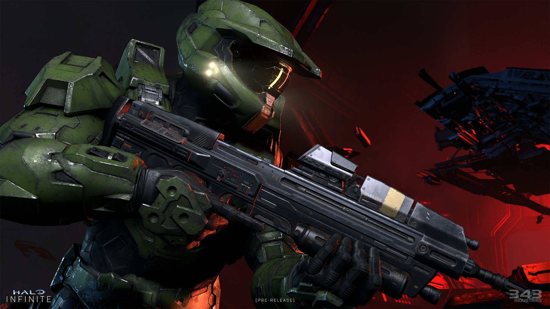 Un soldat en armure verte tenant une arme, dans une scène du jeu vidéo Halo Infinite avec un éclairage rouge.