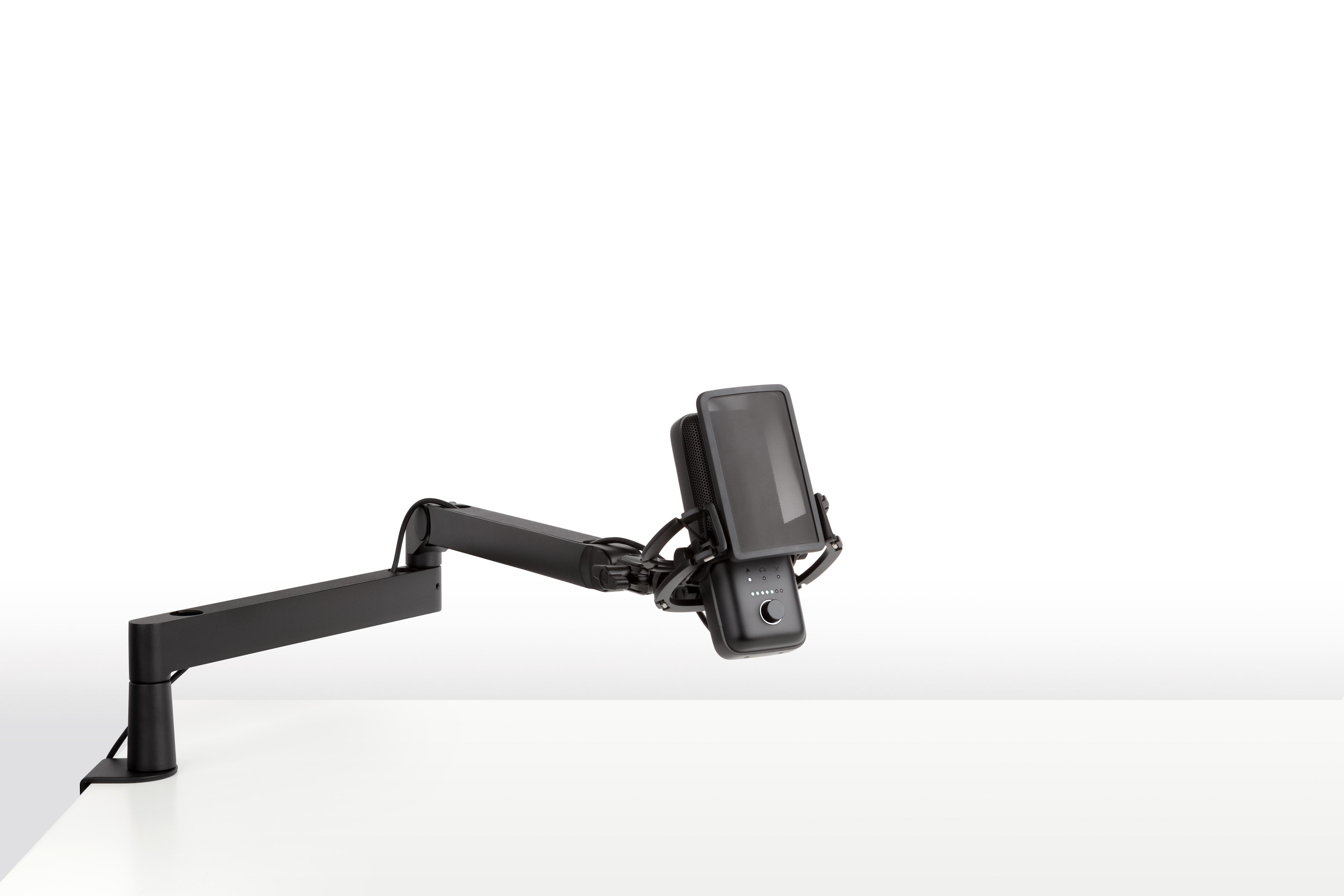 Ein schwarzes Mikrofon, das an einem schwarzen, beweglichen Arm befestigt ist. Das Mikrofon steht vor weißem Hintergrund.