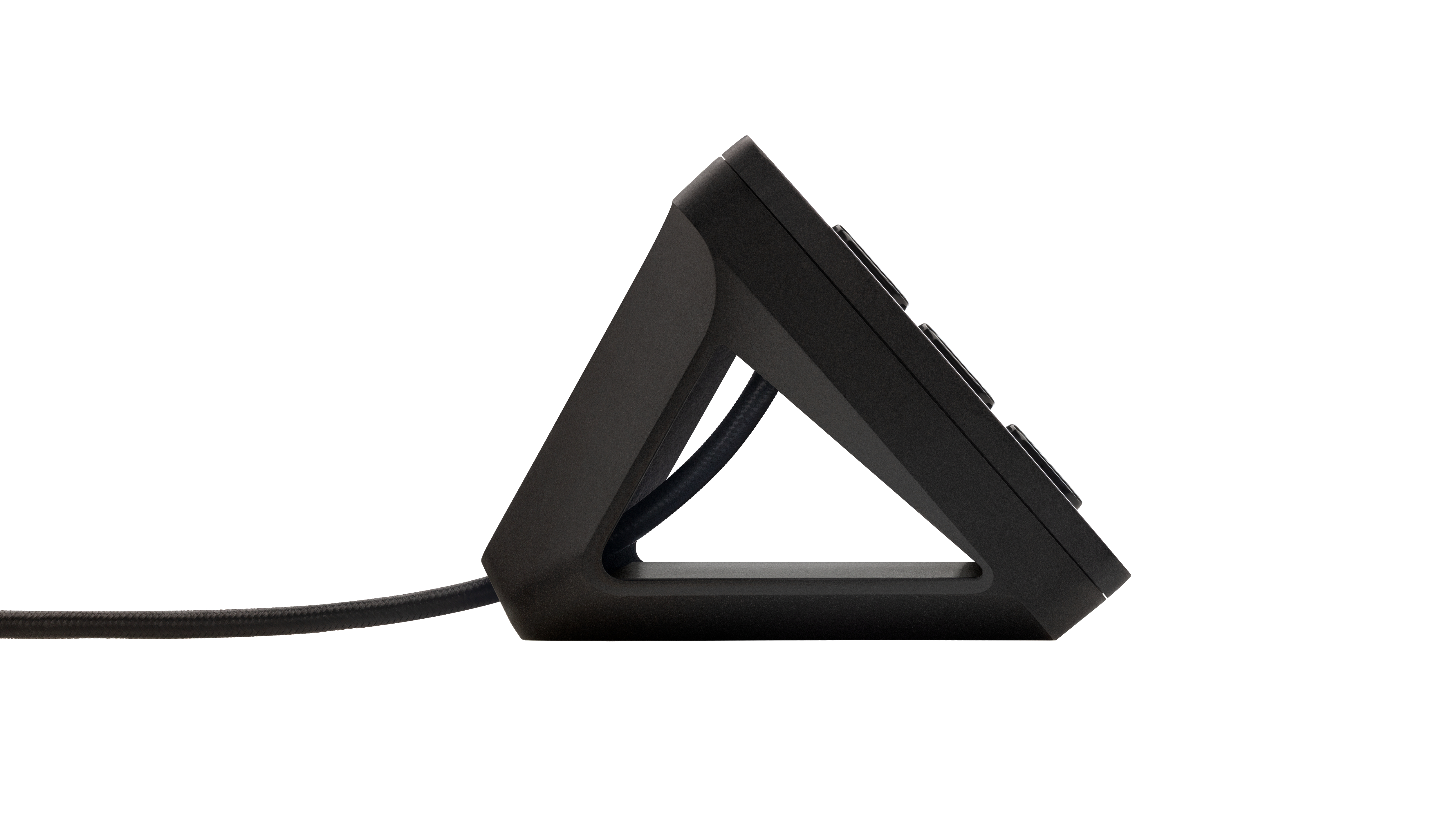 Ein schwarzes, dreieckiges Gerät mit Knöpfen, das auf einer weißen Oberfläche steht. Ein schwarzes Kabel.