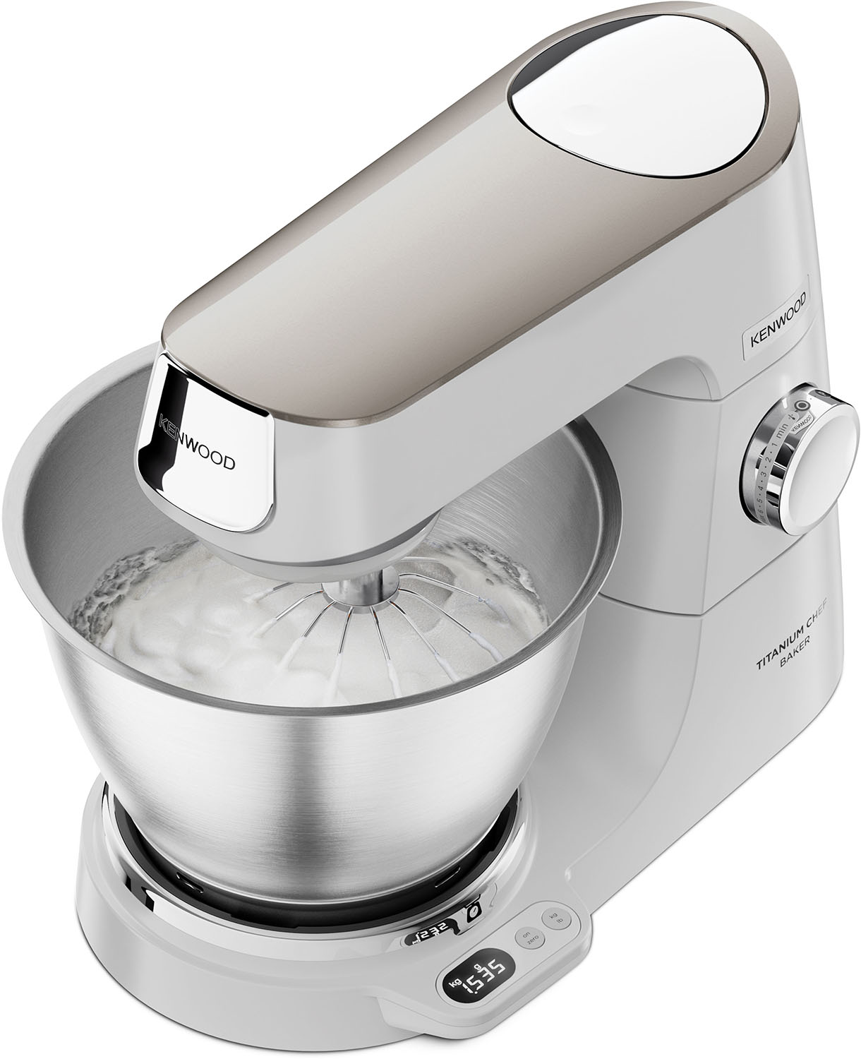 Een witte en zilveren Kenwood keukenmixer met een kom met slagroom. De mixer staat op een witte basis.