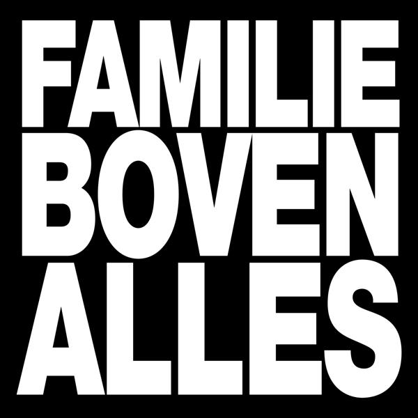 Zwart-witte tekst op zwarte achtergrond. De woorden zijn: Familie Boven Alles.