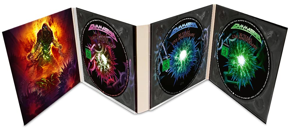 Több CD-tok műalkotással fehér háttéren, legyező alakban.