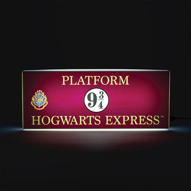 Ein Schild für Bahnsteig 9 3/4 aus der Harry-Potter-Reihe, mit einem Scheinwerfer beleuchtet.
