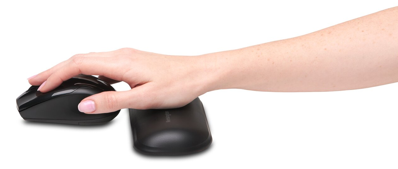 Kéz egy fekete vezeték nélküli egeret használ. Ergonomikus csuklótámasz mellette.