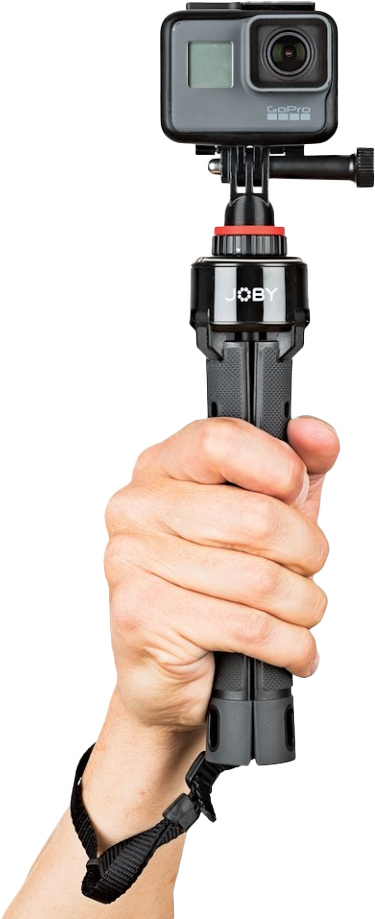 Egy kéz egy GoPro kamerát tart, amely egy JOBY állványhoz van rögzítve, fekete háttér.