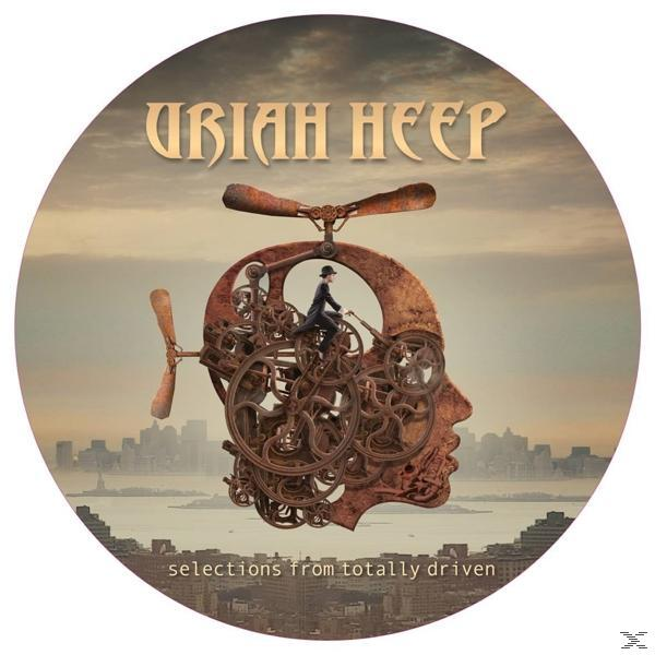 Kör alakú albumborító steampunk ihletésű fejjel és városképpel a háttérben.