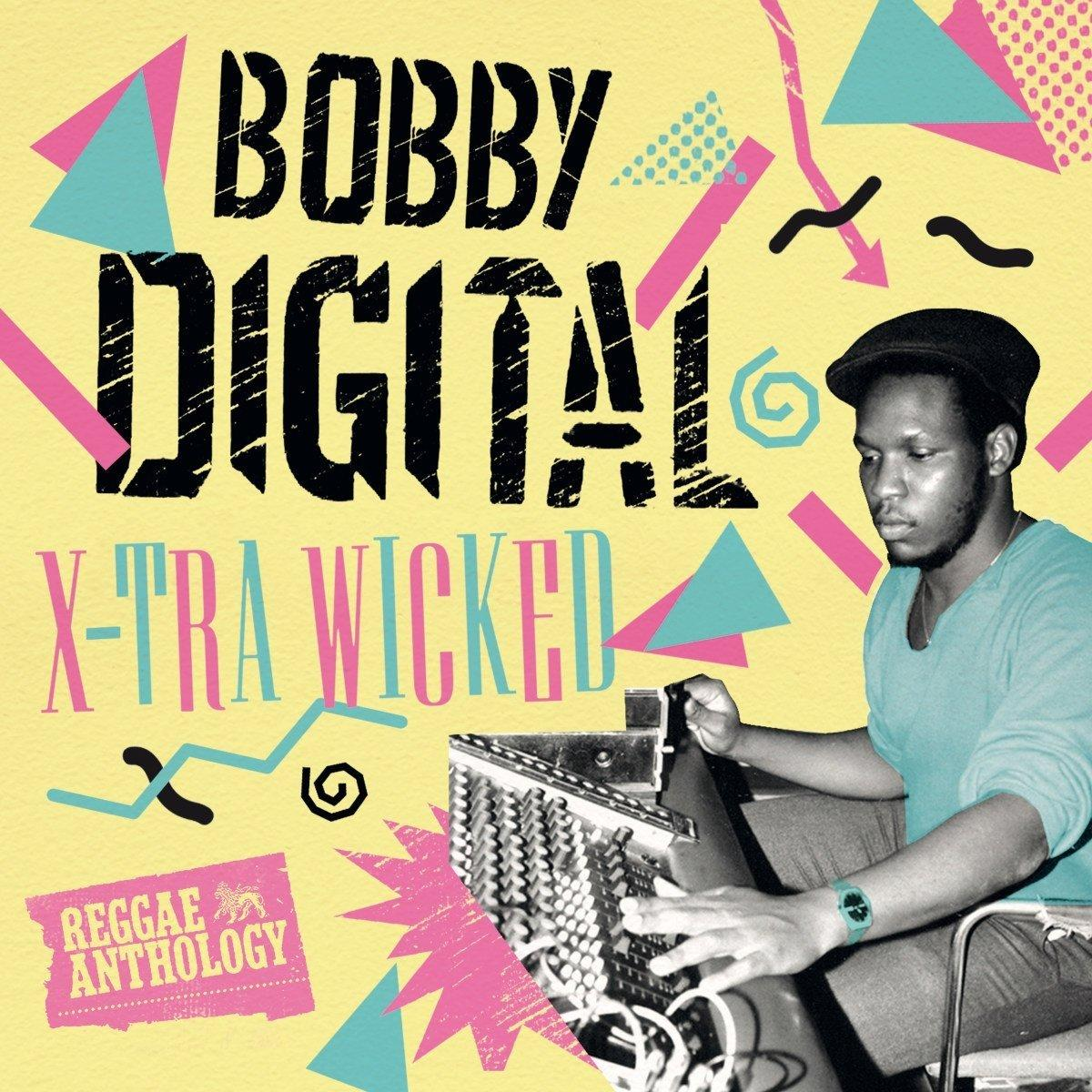 Albumcover mit Bobby Digital, einem Mann mit Hut, der ein Mischpult bedient, gelber Hintergrund.