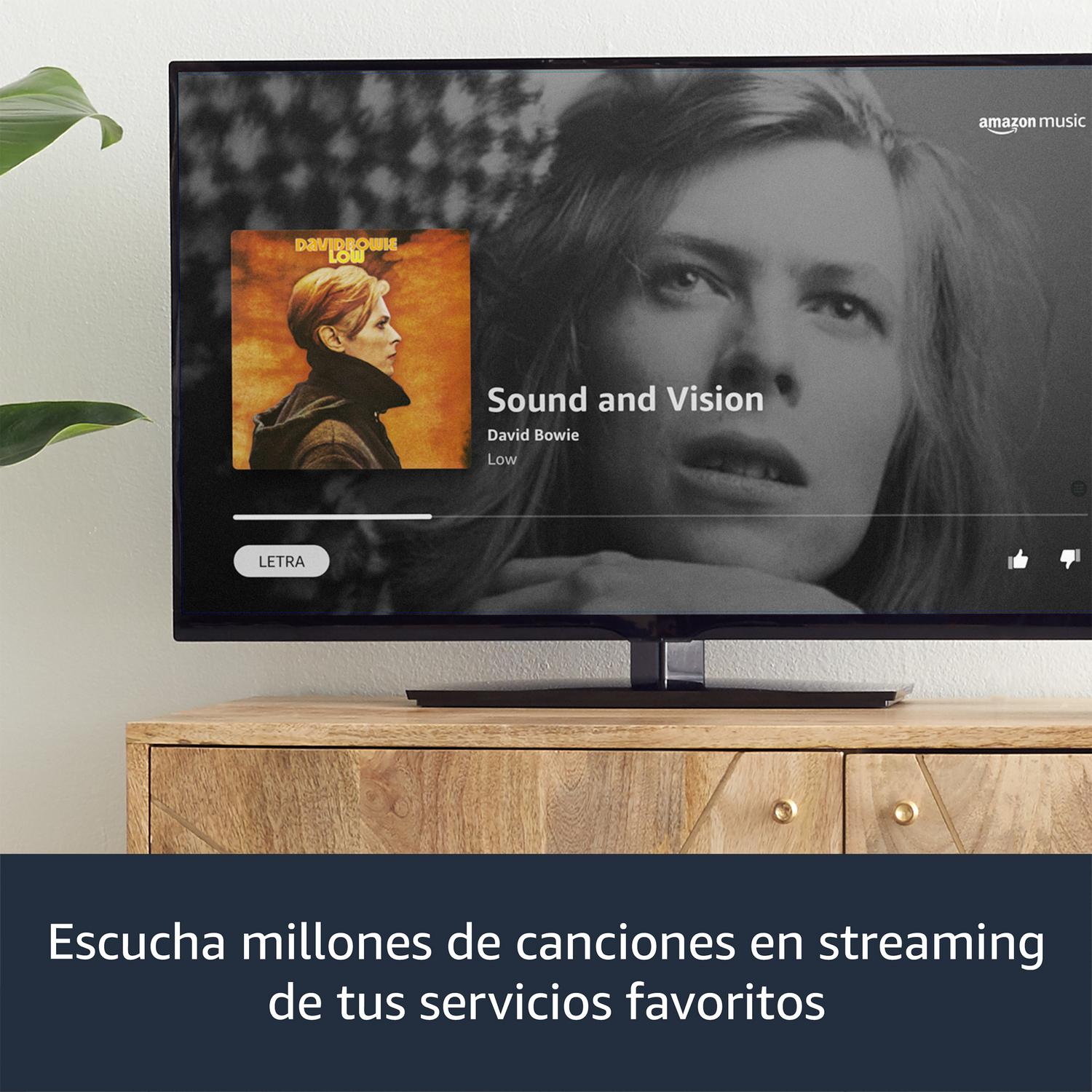 Pantalla de TV con la portada del álbum de David Bowie. Texto: 'Sound and Vision' y 'Low'.