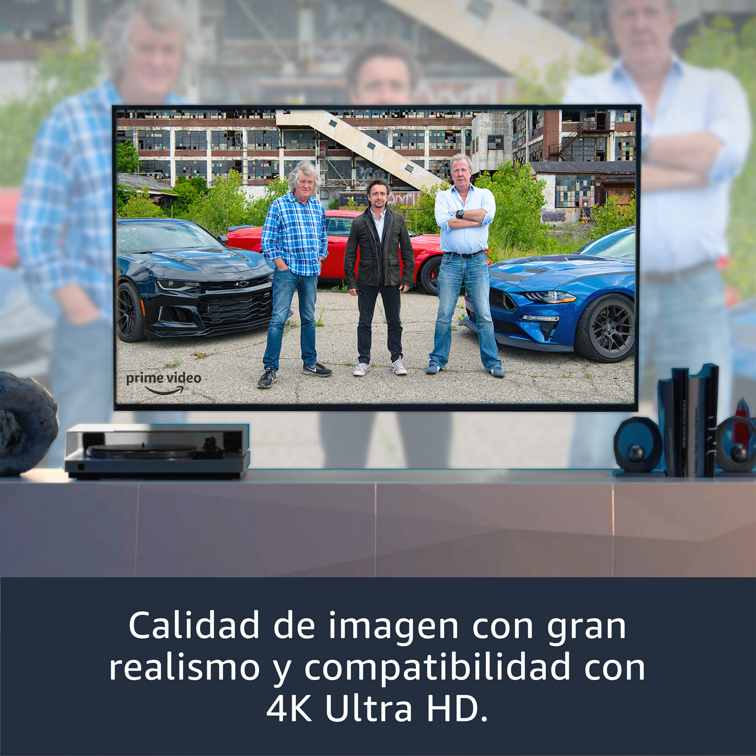 Pantalla de TV mostrando tres hombres. Abajo, texto en español sobre calidad de imagen y 4K Ultra HD.