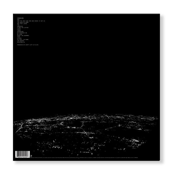 Schwarzes Vinyl-Schallplattencover mit weißem Text und einer Stadtlandschaft unten.