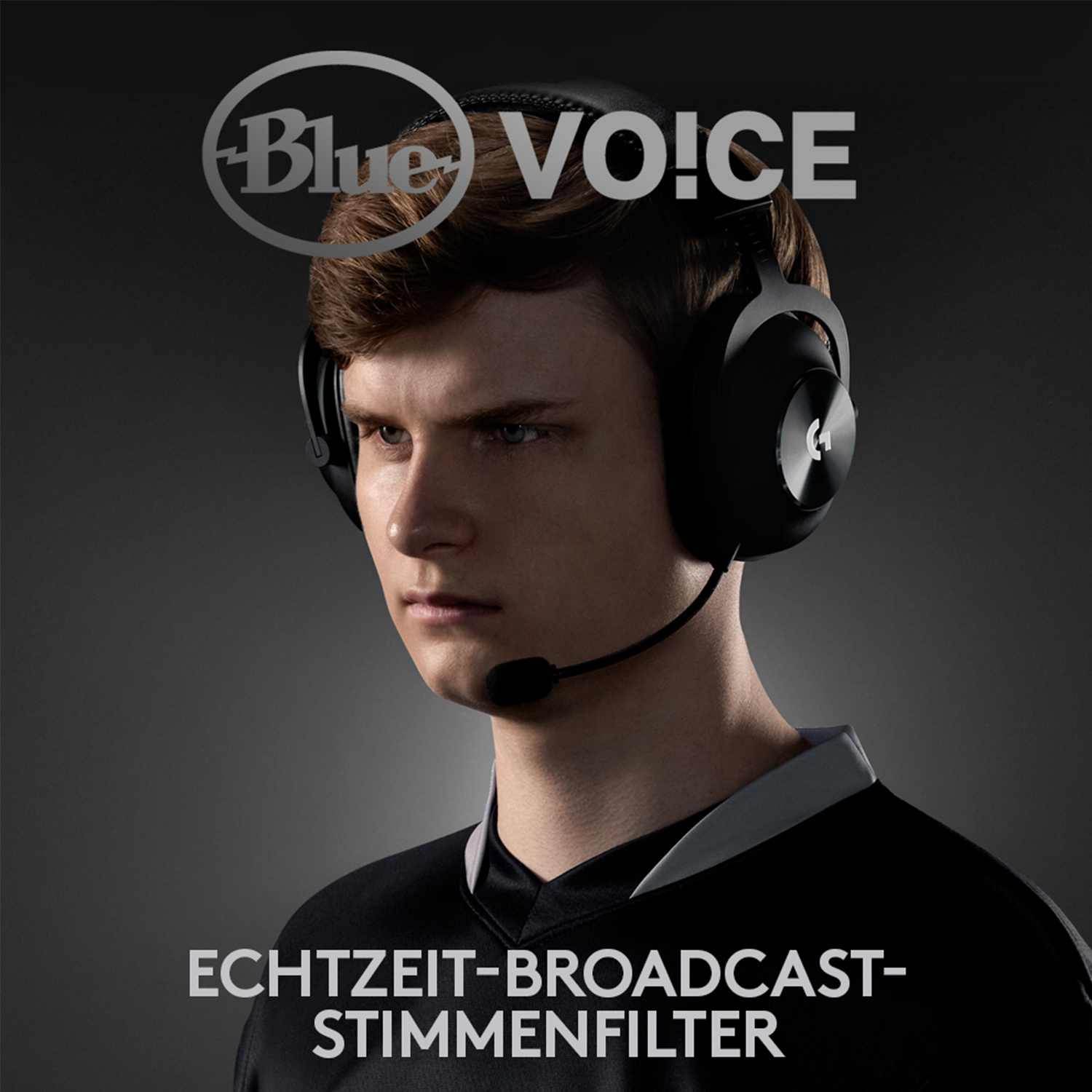 Ein junger Mann mit schwarzen Kopfhörern und Mikrofon, der Blue Voice bewirbt.
