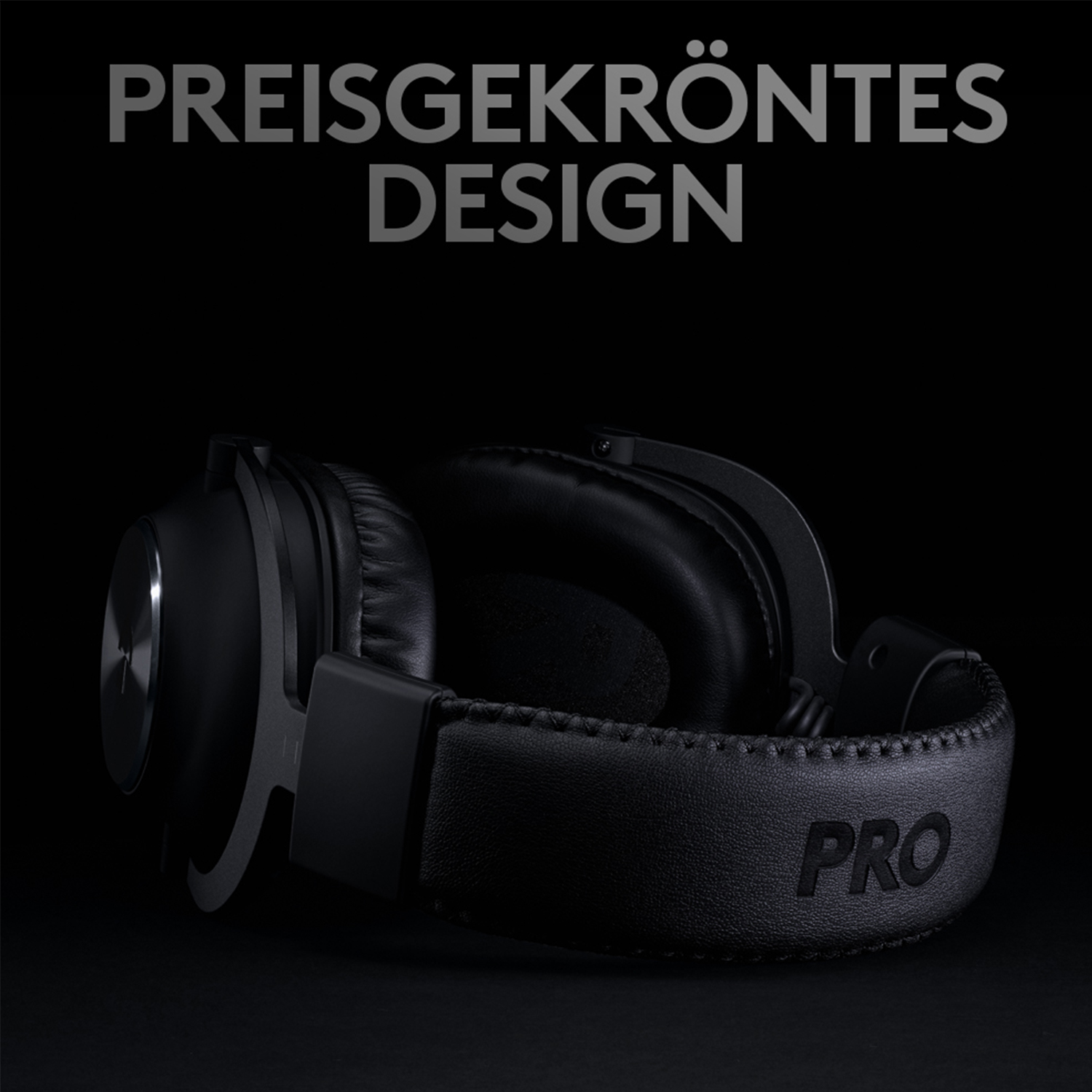 Schwarze Kopfhörer auf schwarzem Hintergrund, mit Text: 'PREISGEKRÖNTES DESIGN' und 'PRO' auf dem Bügel.