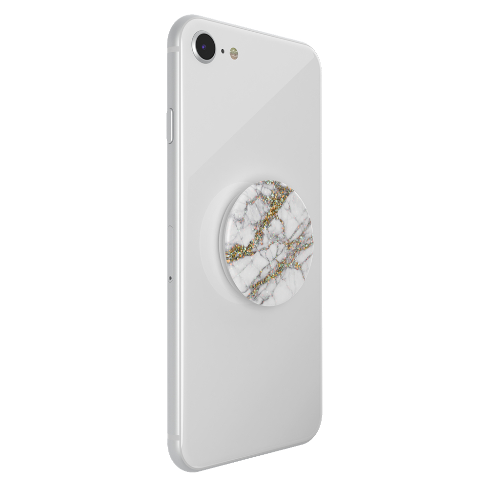 Ein weißes iPhone mit einem PopSocket mit Marmormuster auf der Rückseite.