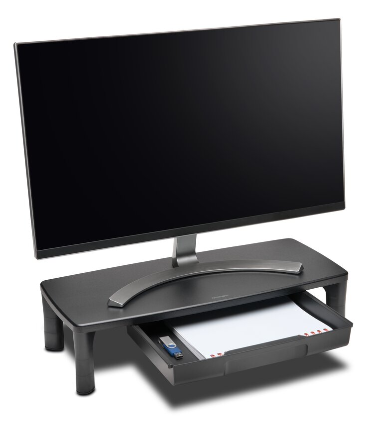 Fekete monitor fekete állványon fiókkal, papírokkal és USB-meghajtóval.