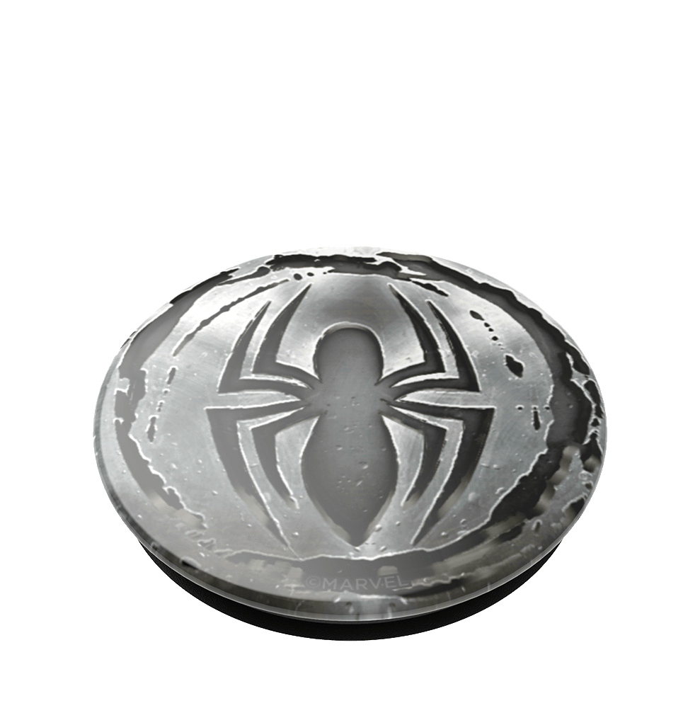 Ein silbernes Spider-Man-Emblem auf metallischem, strukturiertem Hintergrund.