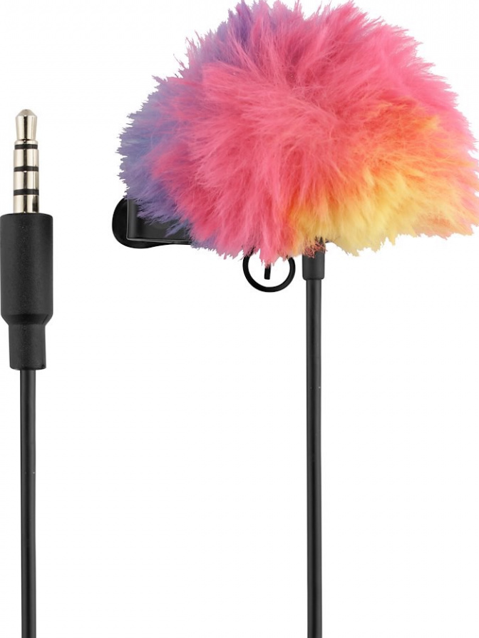 Un microphone coloré avec une housse duveteuse et un câble noir.