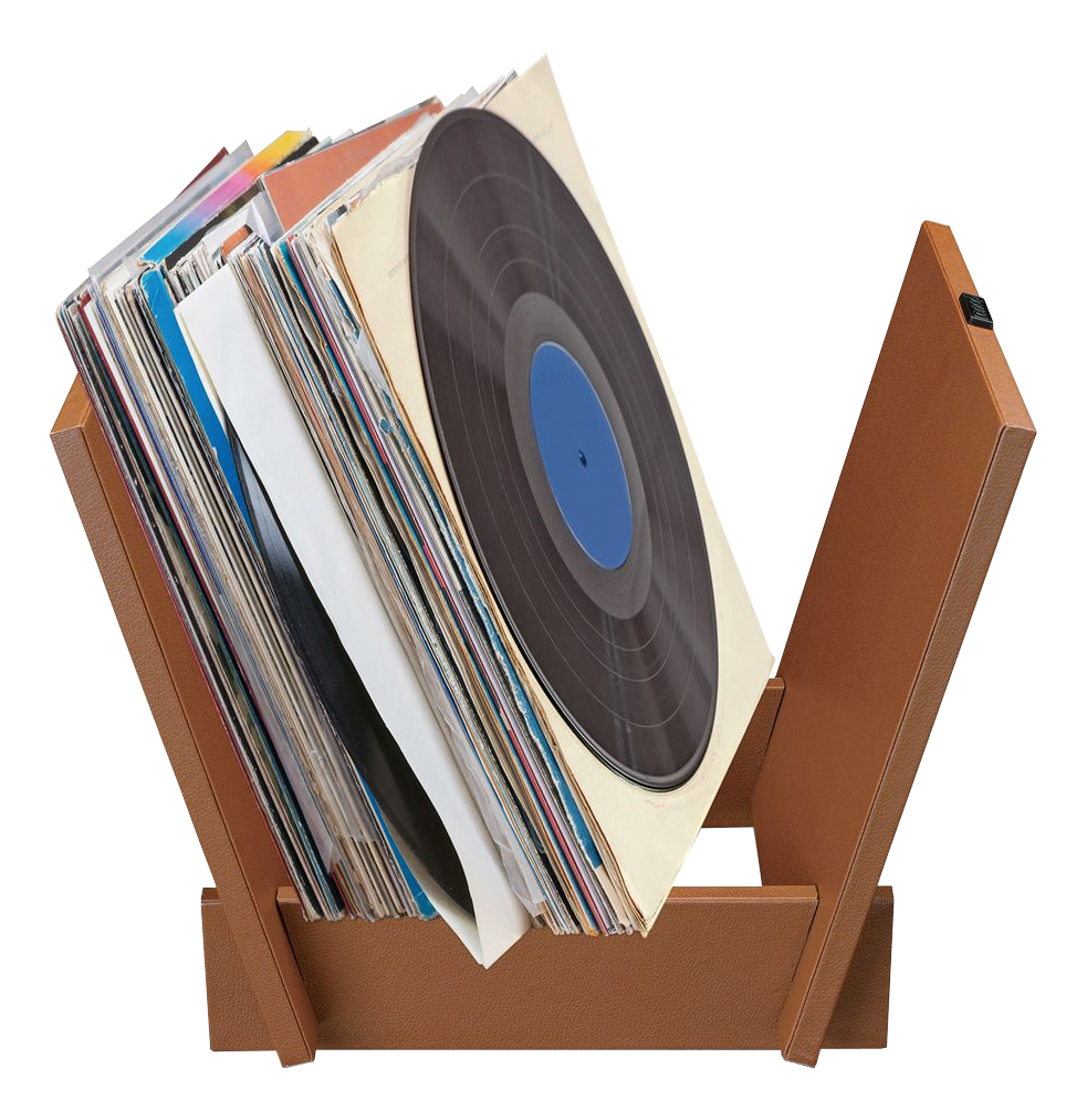 Ein brauner Schallplattenhalter mit Schallplatten gefüllt vor schwarzem Hintergrund.
