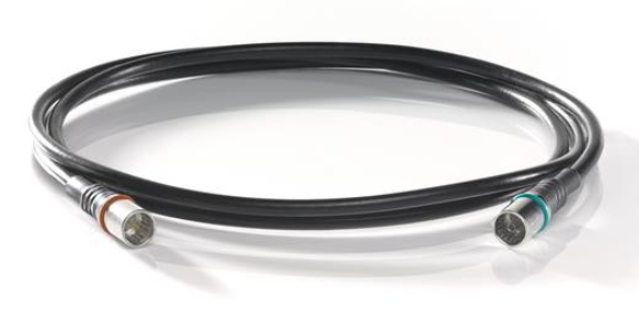 Schwarzes Audiokabel mit zwei Steckern. Die Enden haben orangefarbene und grüne Ringe.