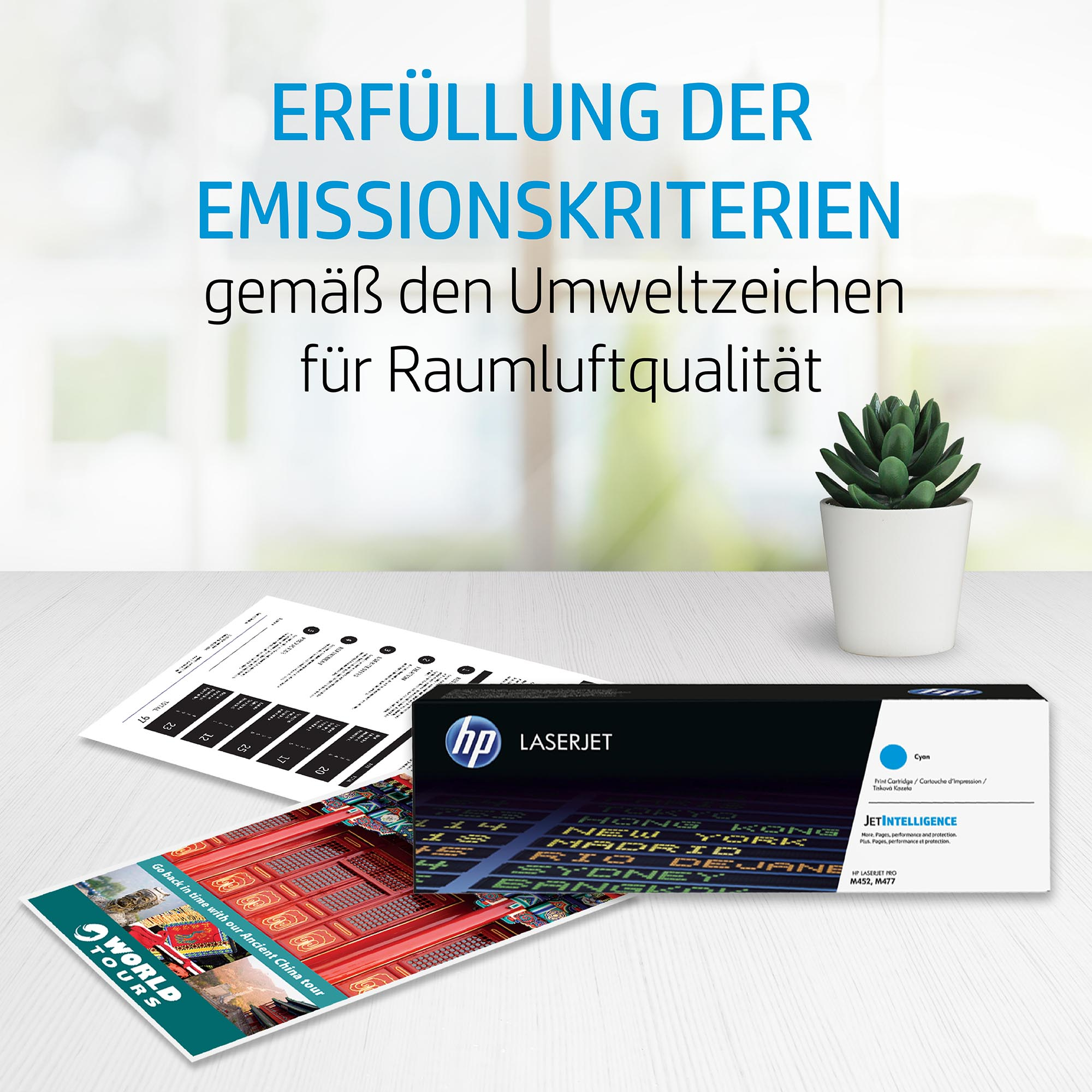 Eine HP-Druckerpatrone, eine Pflanze und Dokumente liegen auf einem Tisch. Text auf Deutsch.