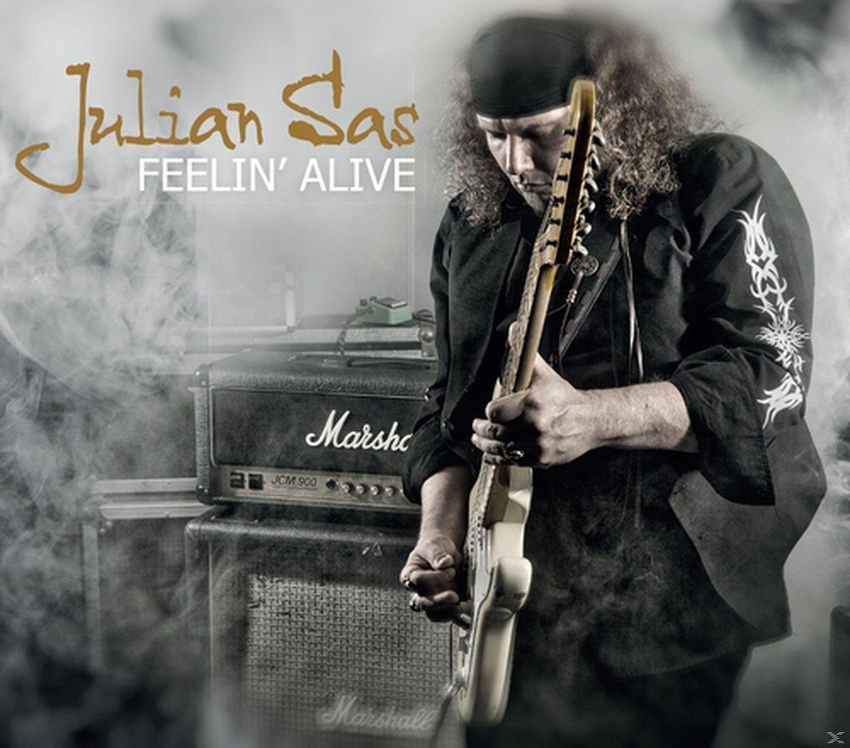 Albumhoes voor Julian Sas. Man met gitaar, Marshall versterkers en een rokerige achtergrond. Titel: Feelin' Alive.