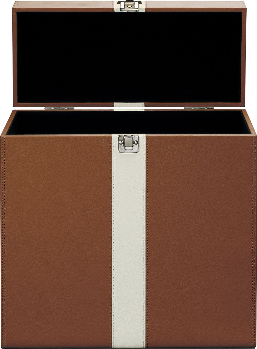 Braune Box mit weißem Streifen, offener Deckel. Chromverschluss. Schwarzer Innenraum. Einfacher Hintergrund.