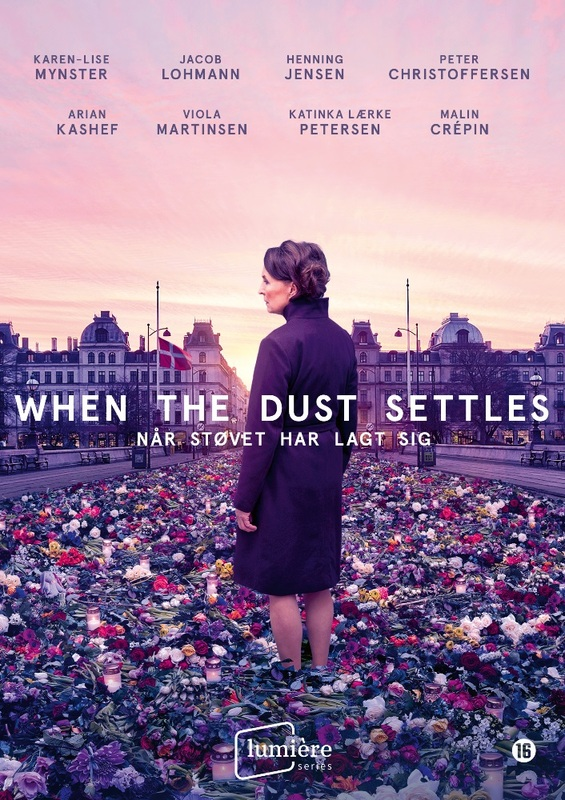 Filmposter 'When the Dust Settles', vrouw voor bloemen en gebouwen.