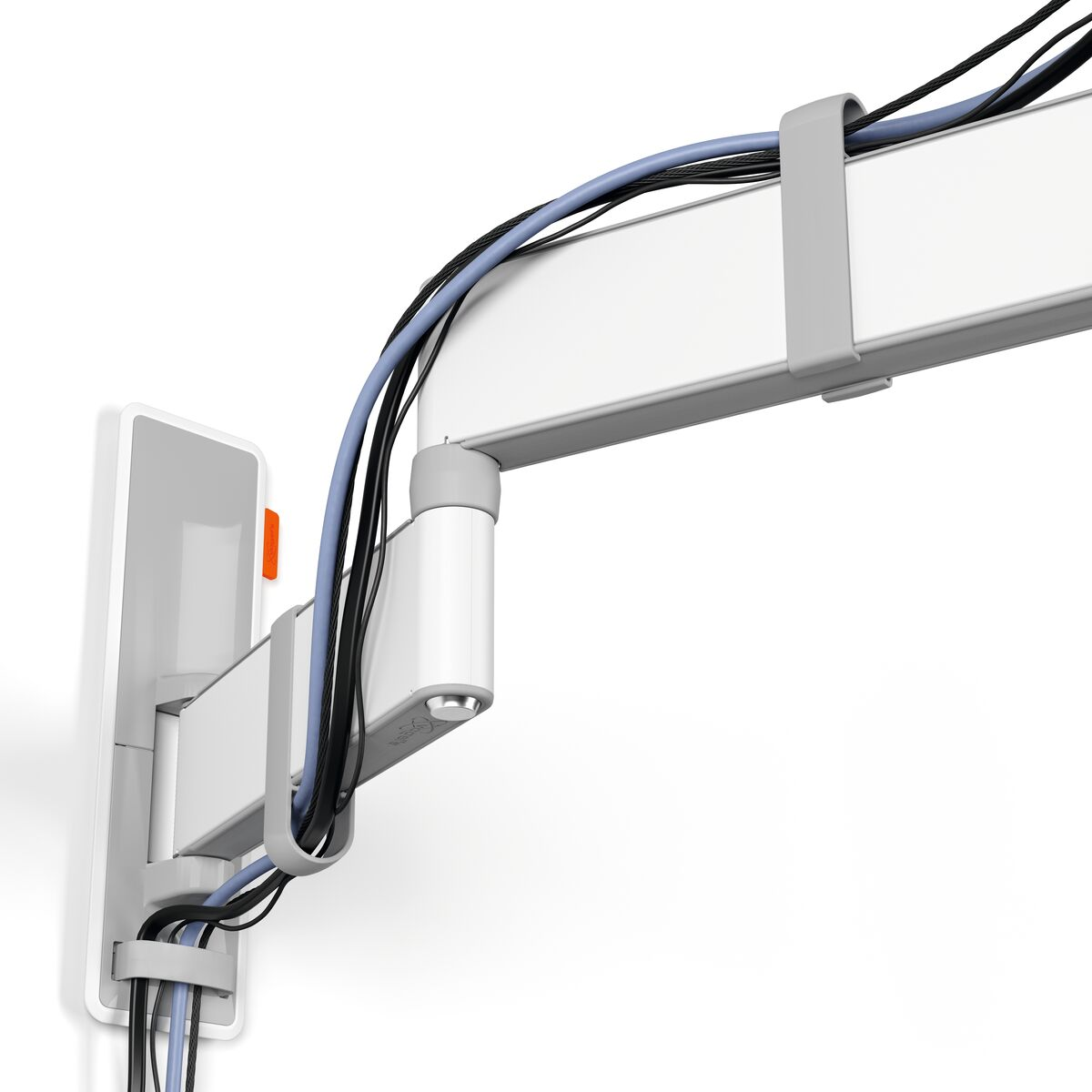 Wit en grijs kabelmanagementsysteem, kabels en wandbevestiging. Kabels zijn zwart en blauw.