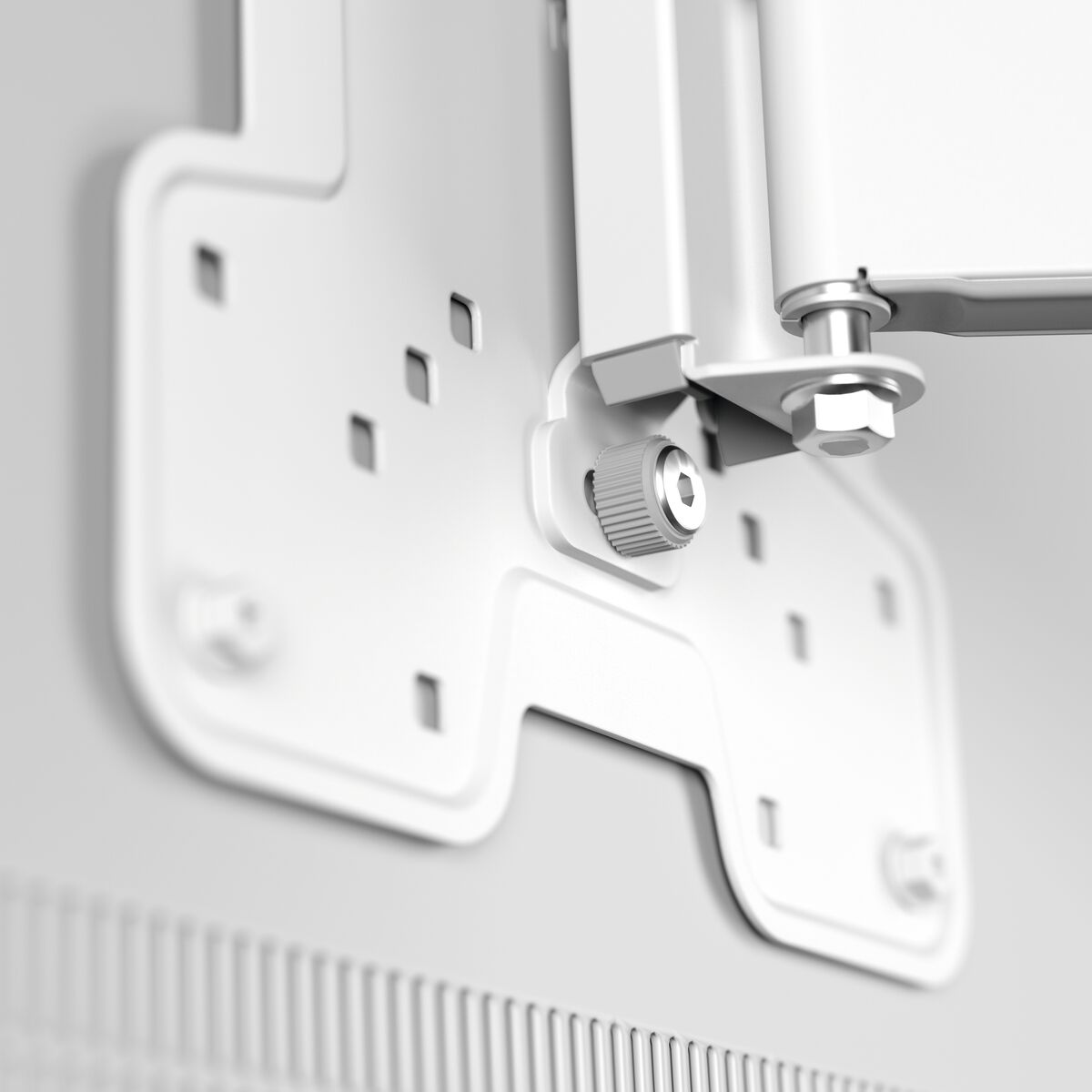 Close-up van een witte montagebeugel met schroeven en een moer.
