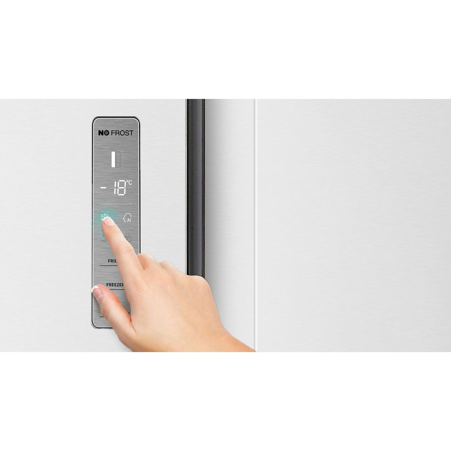 Una mano presionando un botón en el panel de control del refrigerador. La pantalla muestra -18°C.