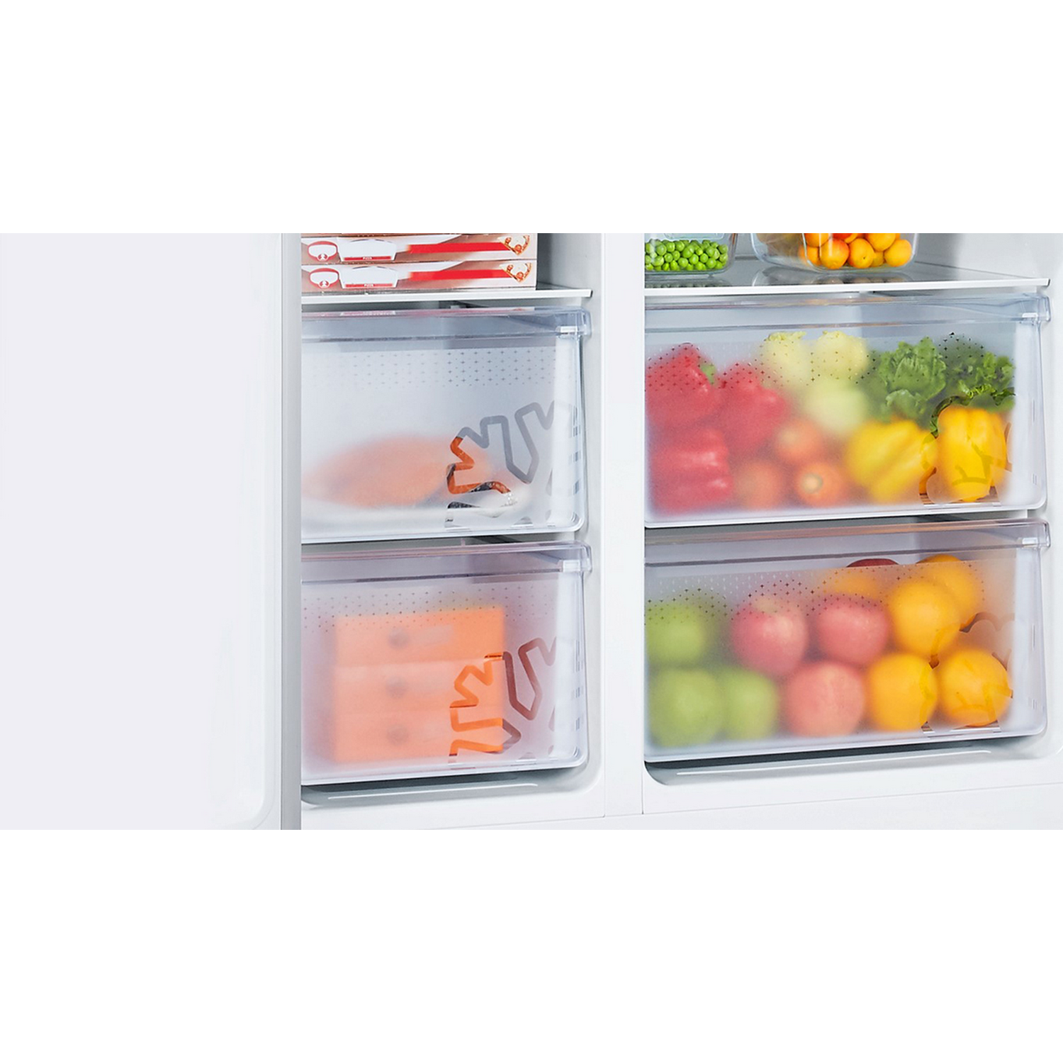 Refrigerador abierto con cajones llenos de comida.