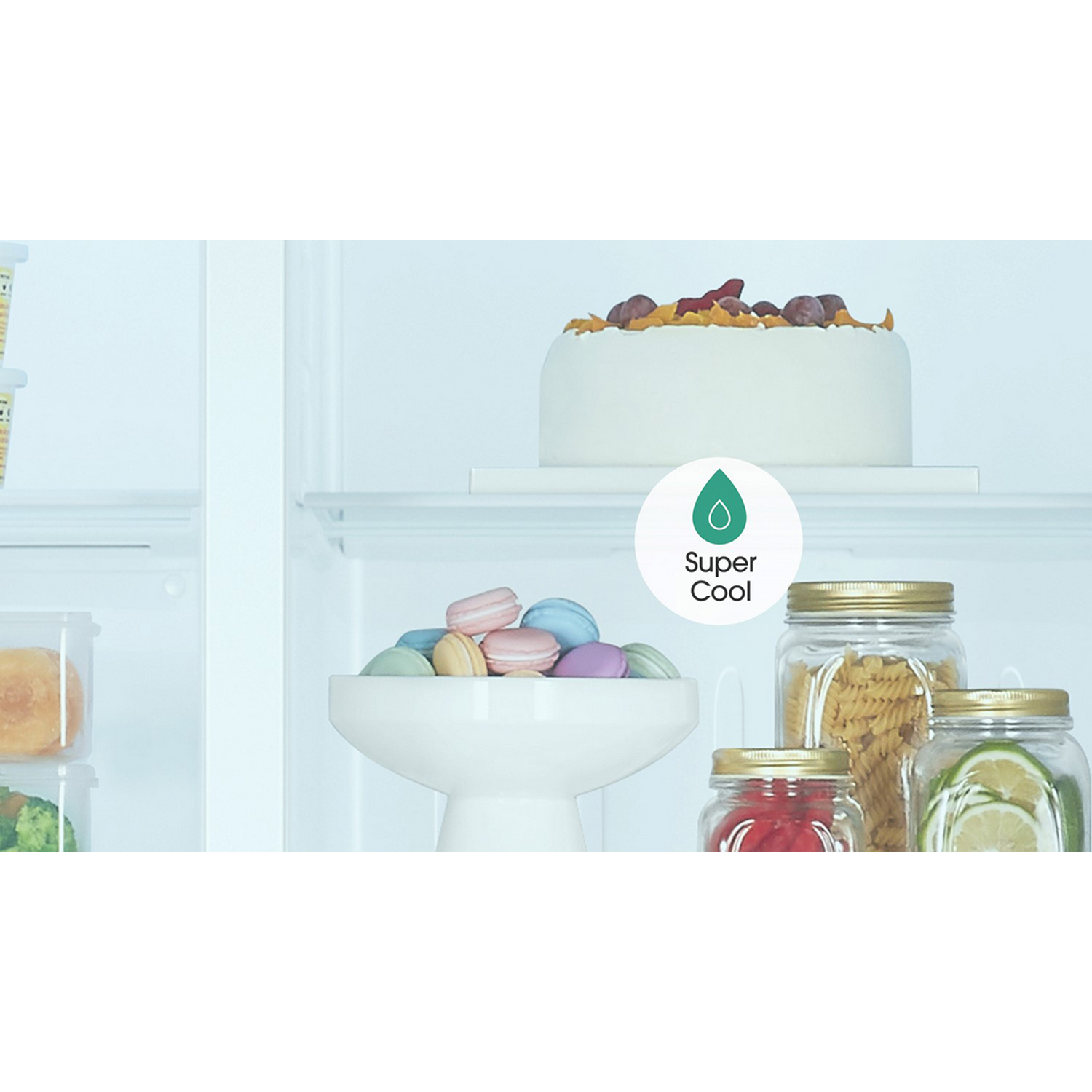 Interior de refrigerador con pastel, macarrones, frascos y texto 'Super Cool'.