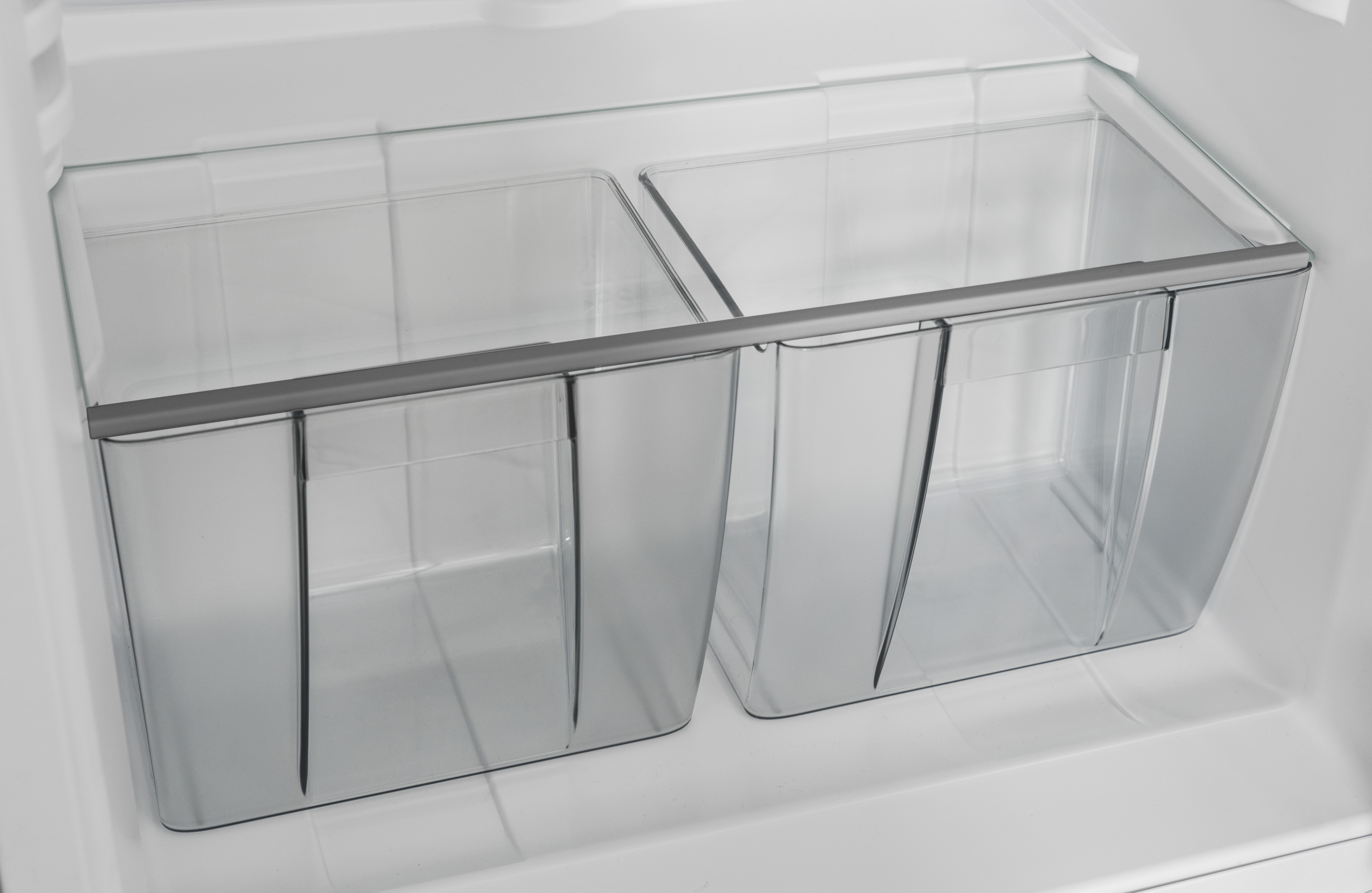 Kühlschrankinnenraum mit zwei transparenten Aufbewahrungsbehältern. Die Behälter stehen nebeneinander.