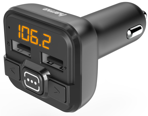 Een zwarte autolader met een oranje display met "106.2" en USB-poorten.
